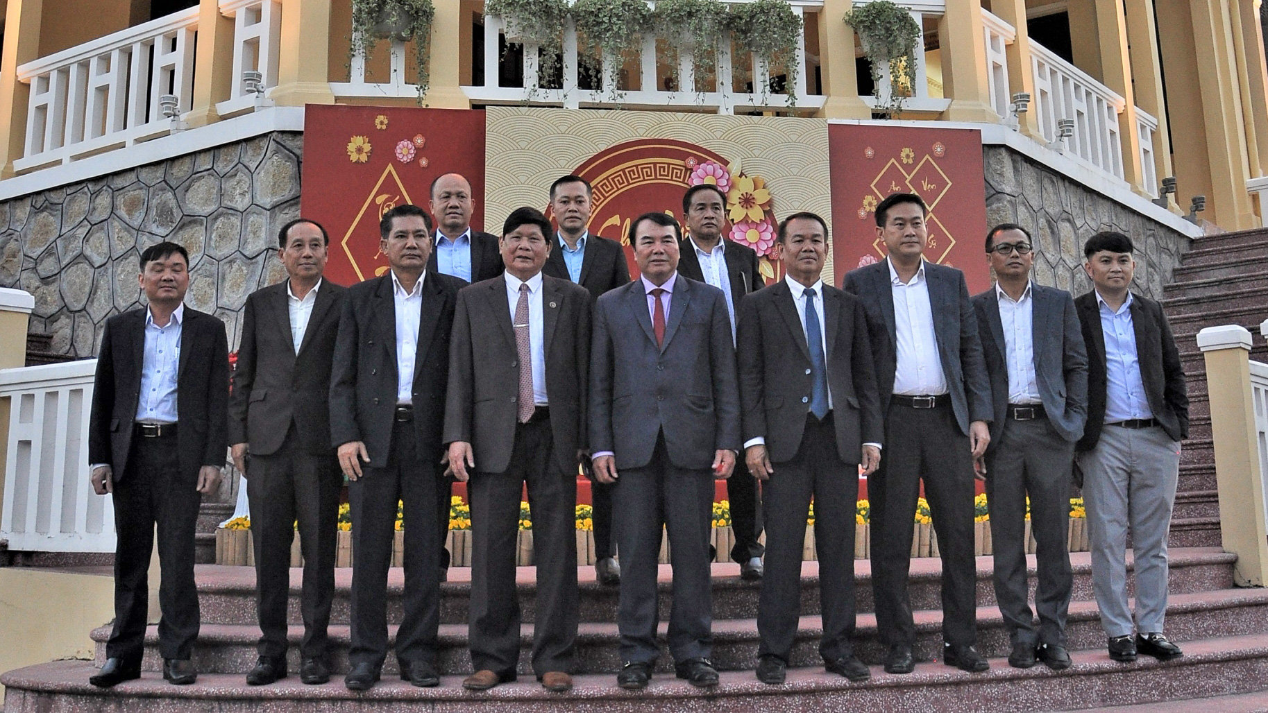 Lãnh đạo tỉnh Lâm Đồng cùng chụp hình lưu niệm với đoàn công tác tỉnh Champasak