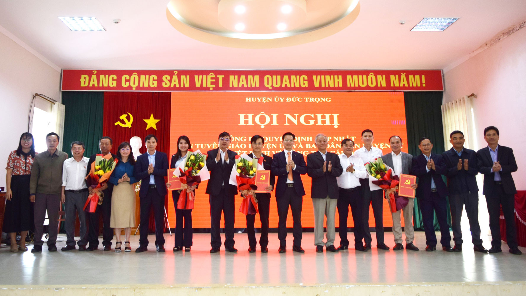 Các đồng chí lãnh đạo tỉnh, các đồng chí trong BTV Huyện ủy Đức Trọng chụp hình lưu niệm cùng cán bộ, công chức Ban Tuên giáo và Dân vận