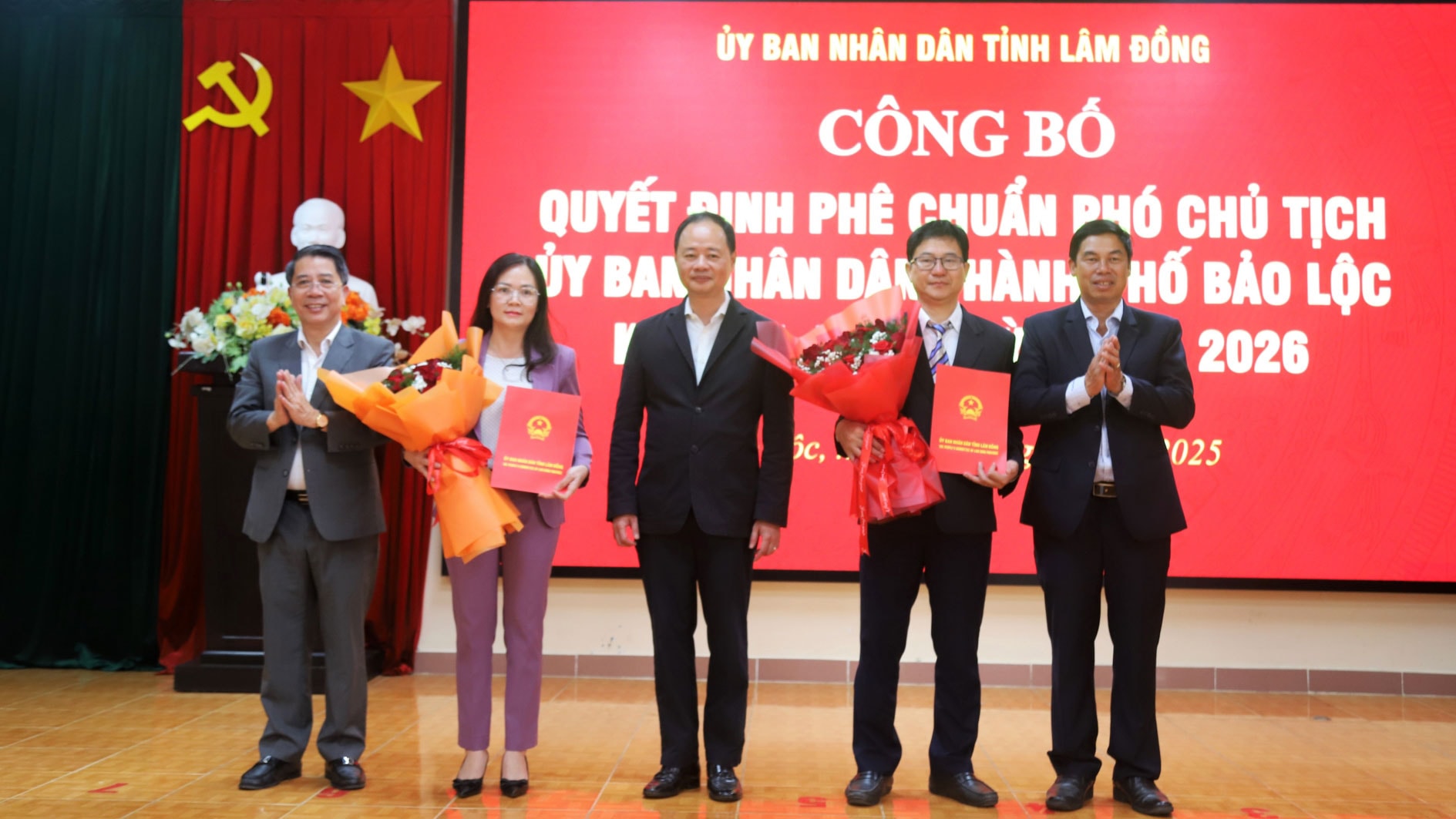 Đồng chí Trần Hồng Thái - Chủ tịch UBND tỉnh Lâm Đồng cùng với lãnh đạo TP Bảo Lộc trao quyết định và tặng hoa chúc mừng 2 Phó Chủ tịch UBND TP Bảo Lộc