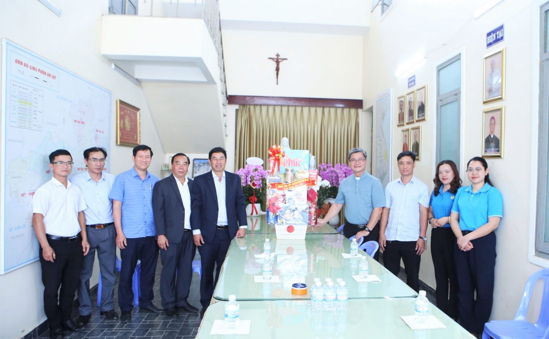 Phó Bí thư Thường trực Thành ủy Bảo Lộc Nghiêm Xuân Đức tới thăm, chúc Tết Linh mục Trần Đức - Quản hạt Giáo hạt Giáo xứ Bảo Lộc