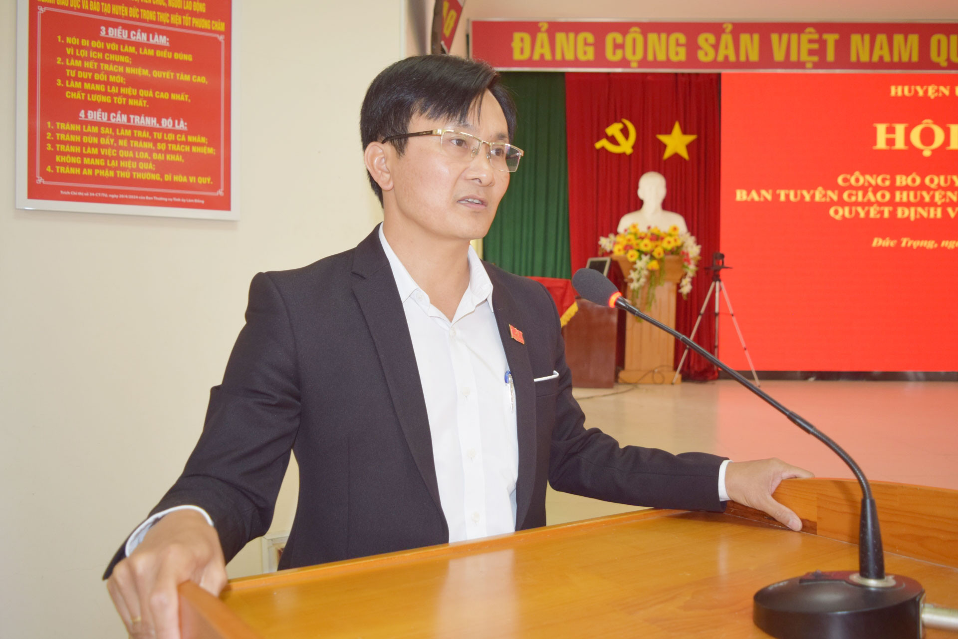 Đồng chí Nguyễn Tiến Điền - Trưởng Ban Tuyên giáo và Dân vận Huyện ủy phát biểu nhận nhiệm vụ