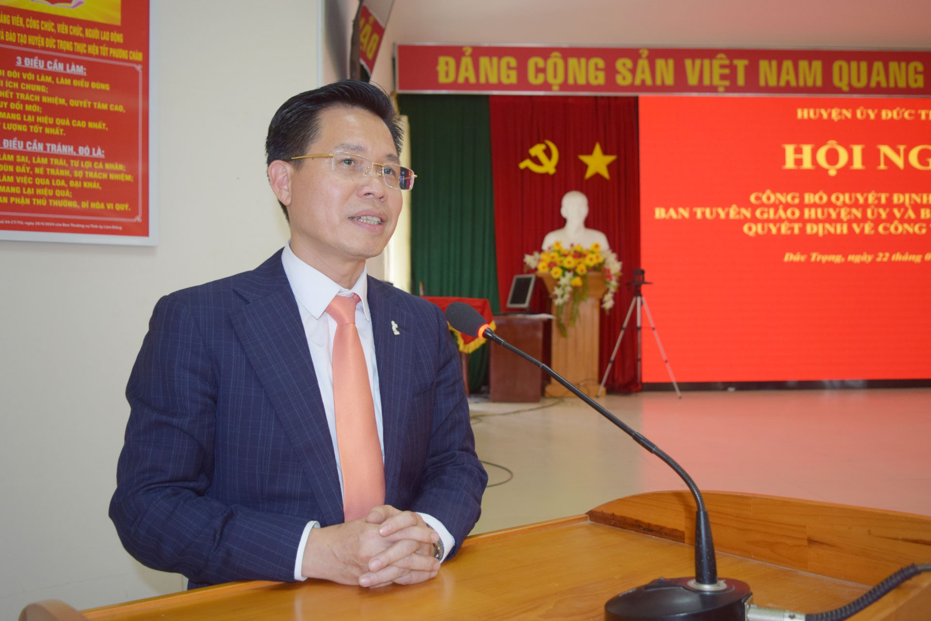 Đồng chí Trần Trung Hiếu - Bí thư Huyện ủy, phát biểu giao nhiệm vụ