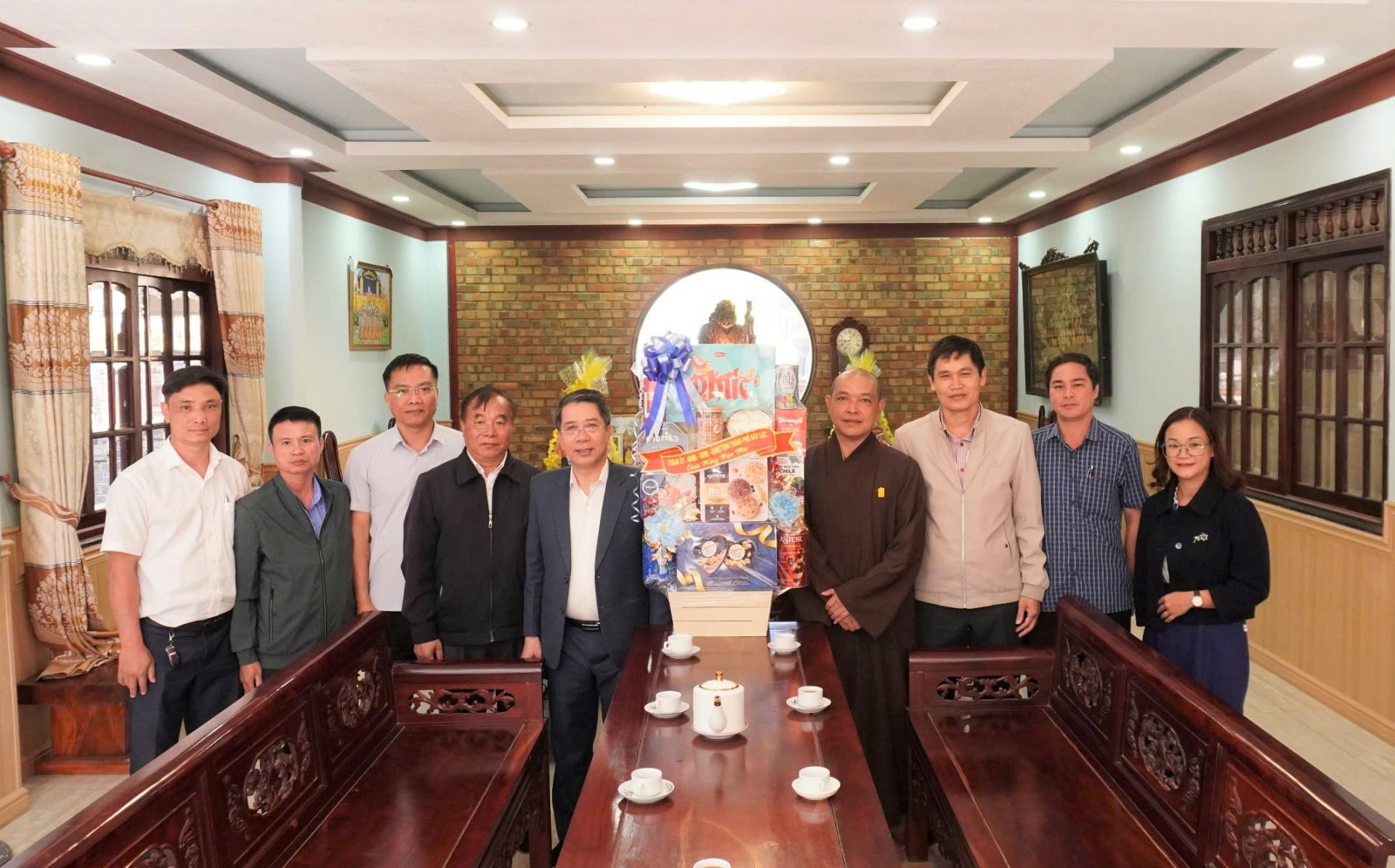 Đồng chí Ngô Văn Ninh - Chủ tịch UBND TP Bảo Lộc tới thăm, chúc Tết Thượng tọa Thích Đồng Tâm - Phó Ban trị sự Giáo hội Phật giáo Việt Nam TP Bảo Lộc (tại Tu viện An Lạc)