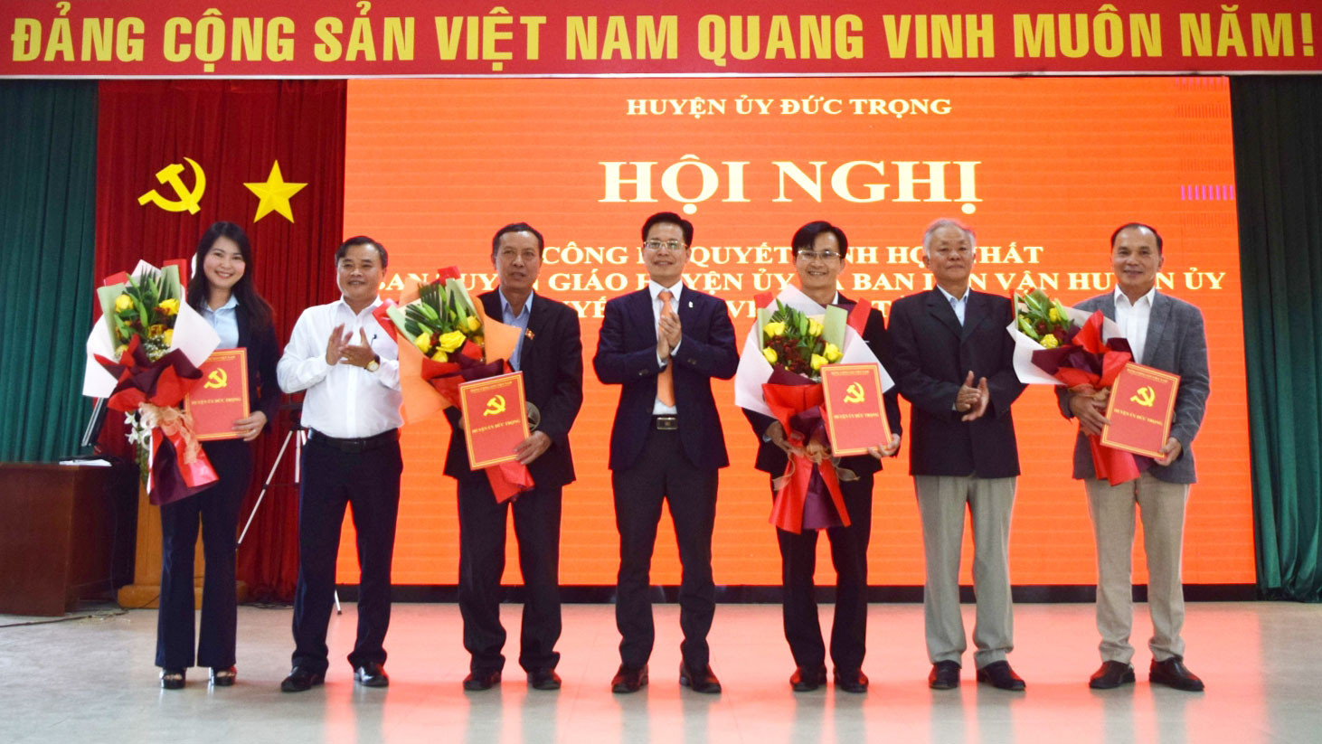 Ban Thường vụ Huyện ủy Đức Trọng trao quyết định bổ nhiệm cho các đồng chí Trưởng, Phó Ban Tuyên giáo và Dân vận Huyện ủy