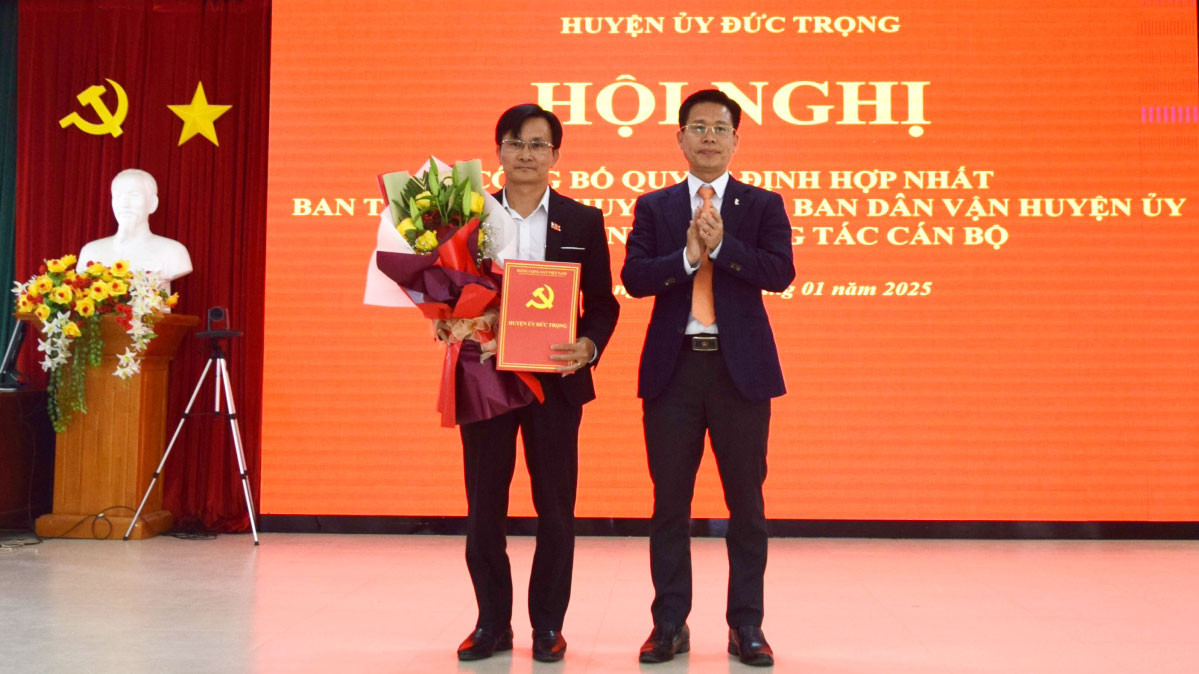 Đồng chí Trần trung Hiếu - Bí thư Huyện ủy, trao quyết định hợp nhất Ban Tuyên giáo và Dân vận Huyện ủy cho đồng chí Nguyễn Tiến Điền - Trưởng Ban Tuyên giáo và Dân vận Huyện ủy