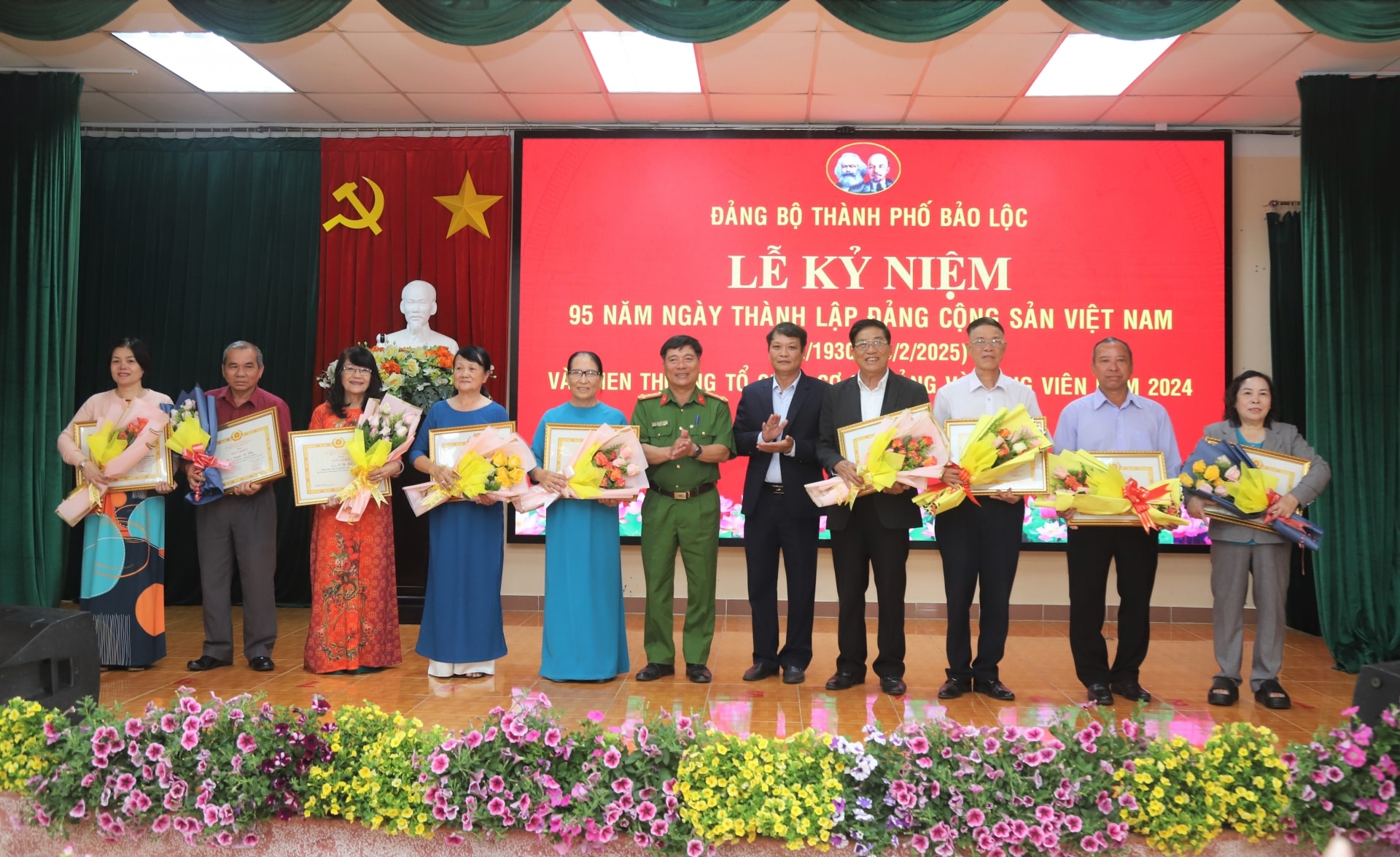 Trao danh hiệu