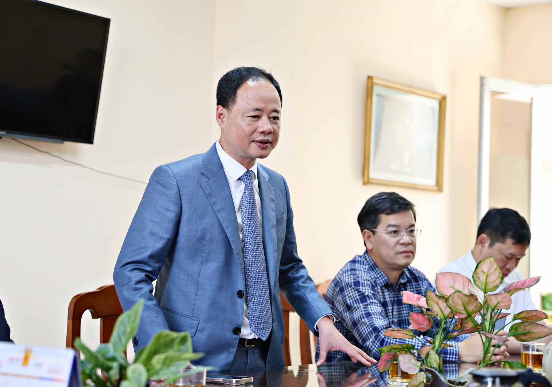 Đồng chí Trần Hồng Thái, Phó Bí thư Tỉnh uỷ, Chủ tịch UBND tỉnh Lâm Đồng đã biểu dương thành tích, kết quả đạt được của tập thể lãnh đạo, biên tập viên, phóng viên, người lao động Đài Phát thanh và Truyền hình tỉnh