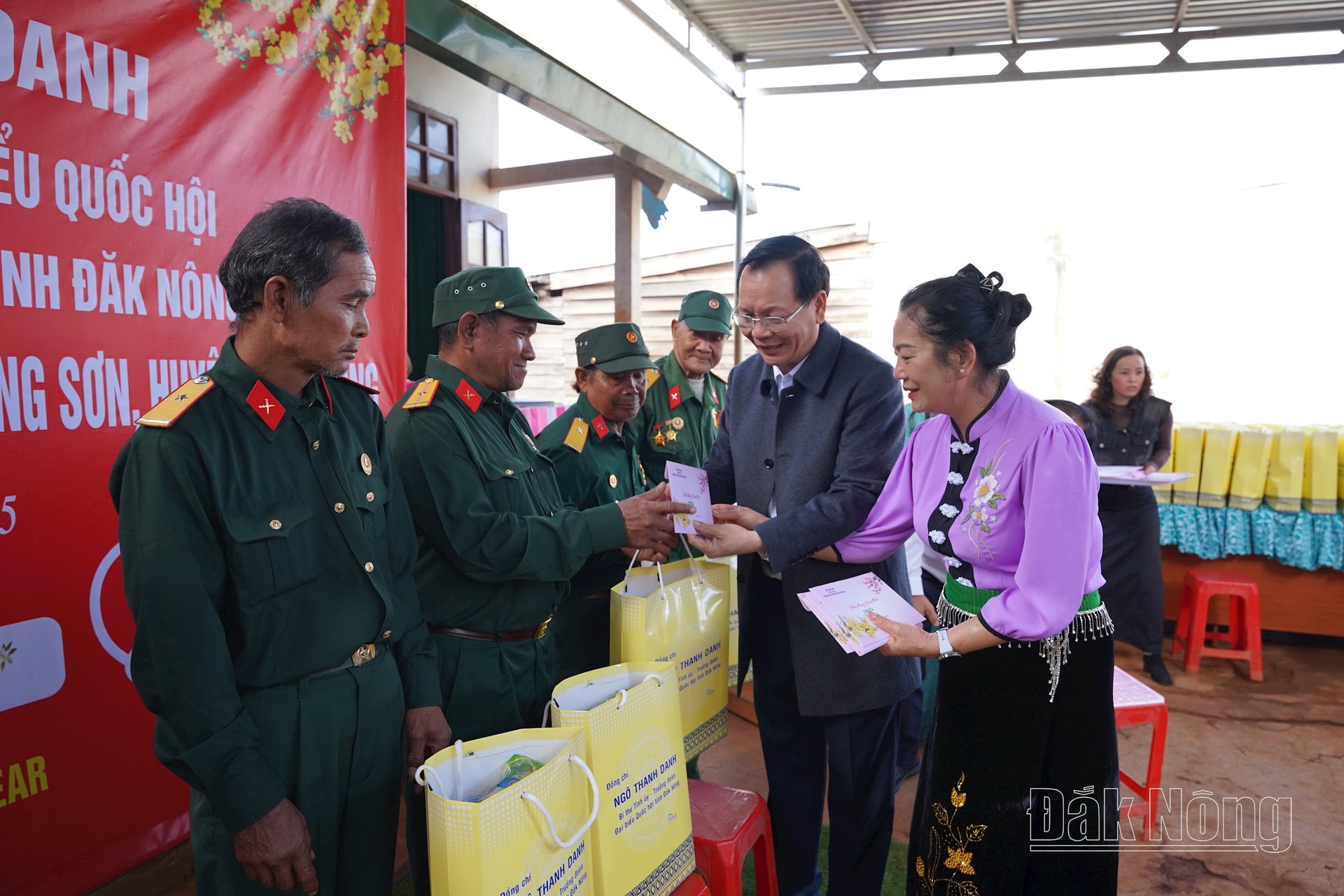 Bí thư Tỉnh ủy, Trưởng Đoàn ĐBQH tỉnh Đắk Nông Ngô Thanh Danh ân cần thăm hỏi đời sống, công việc của đội ngũ cán bộ và bà con Nhân dân bon Sanar