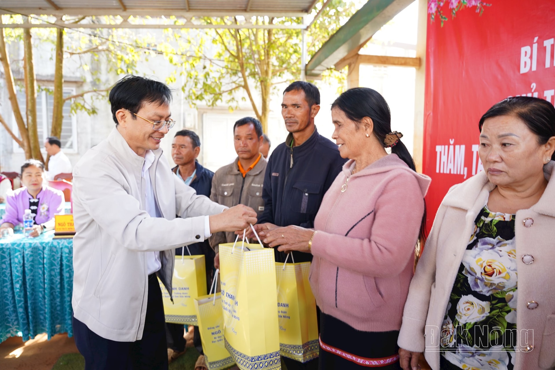 Lãnh đạo huyện Đắk Glong tặng quà cho bà con bon Sanar