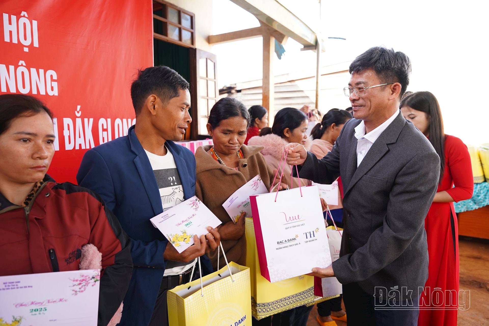 Đồng chí Hồ Xuân Hậu, TUV, Chánh Văn phòng Tỉnh uỷ tặng quà của nhà tài trợ Tập đoàn TH, Ngân hàng Bắc Á, Quỹ Vì tầm vóc Việt cho bà con bon Sanar