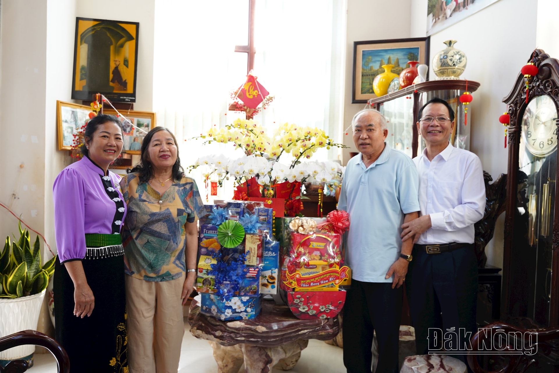 Đồng chí Ngô Thanh Danh, Bí thư Tỉnh ủy, Trưởng đoàn ĐBQH tỉnh chúc gia đình đồng chí Phan Tuấn Pha, Nguyên Bí thư Tỉnh uỷ Đắk Nông