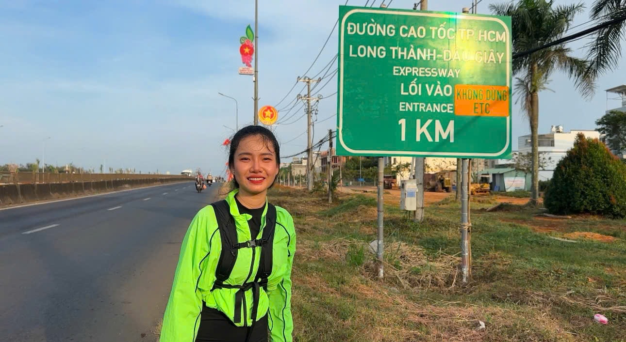 Hai chị em cùng đi bộ 70 km để về quê nghỉ tết- Ảnh 5.