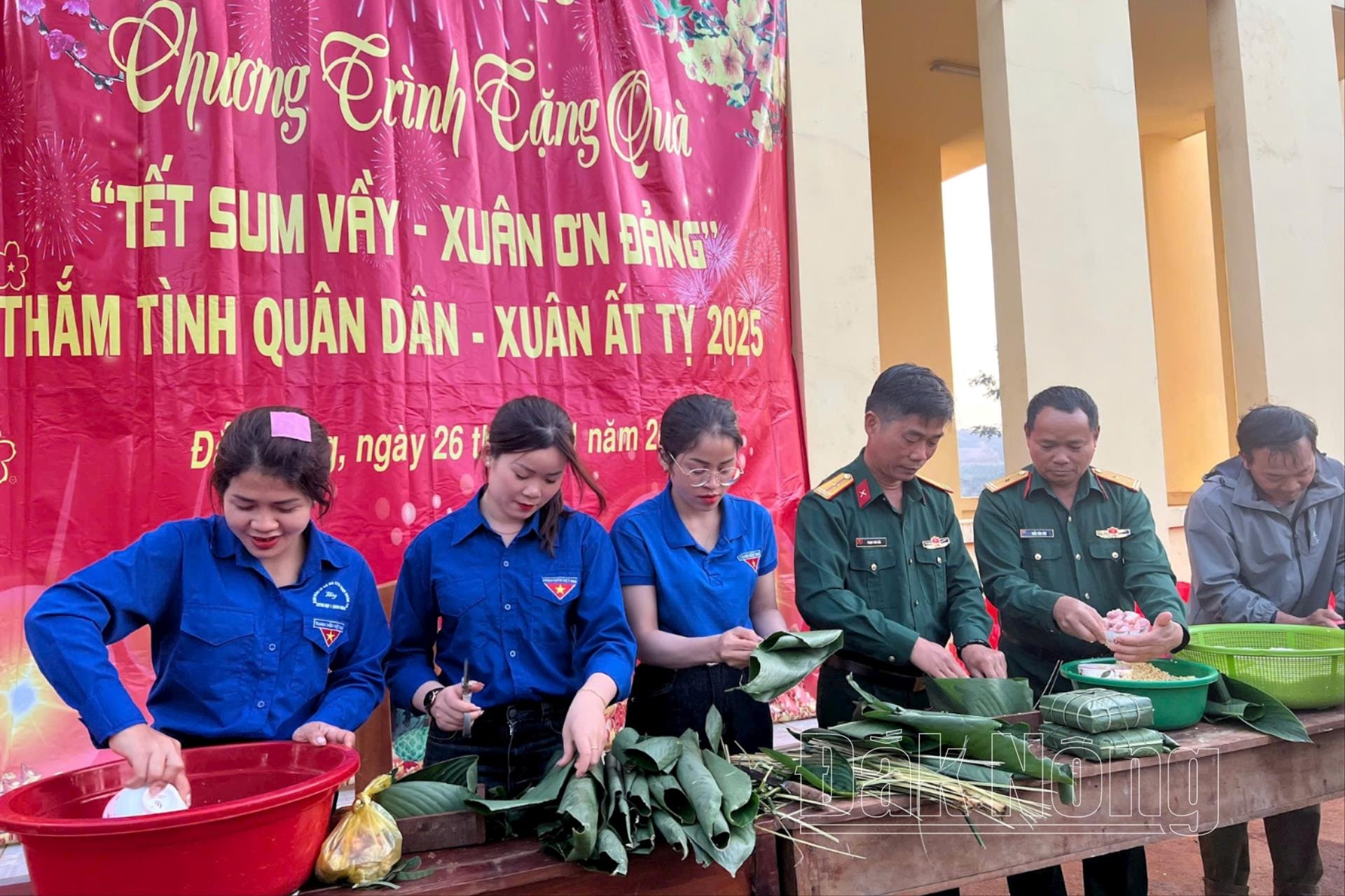 Hoạt động gói bánh chưng tại chương trình “Tết sum vầy - Xuân ơn Đảng” Thắm tình quân dân - Xuân Ất Tỵ 2025