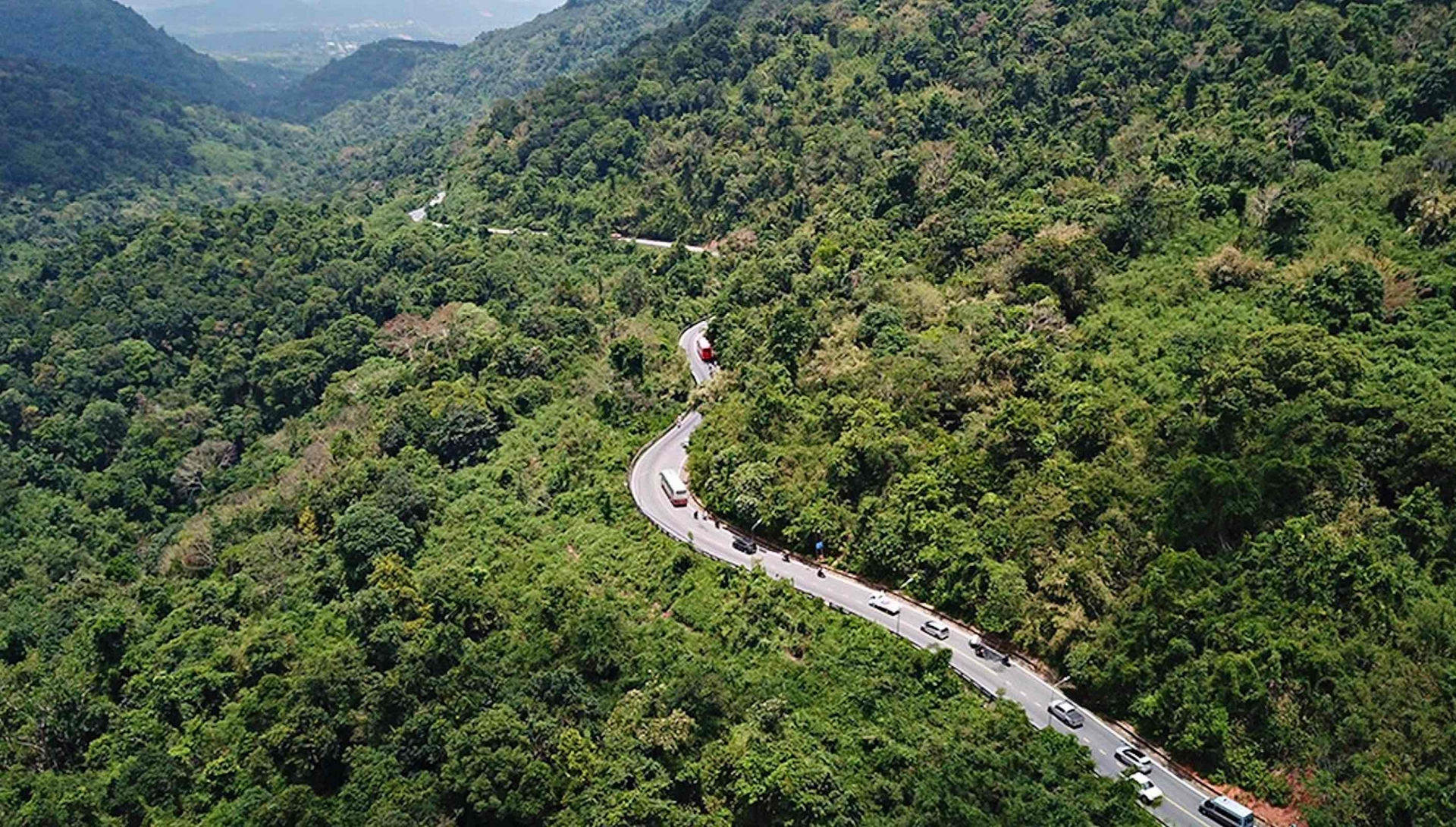 Nhiều khúc cua tay áo, vách đá dựng đứng và vực thẳm sâu nên đèo Bảo Lộc được coi là những cung đường đèo nguy hiểm nhưng cảnh quan thiên nhiên không kém phần hùng vĩ