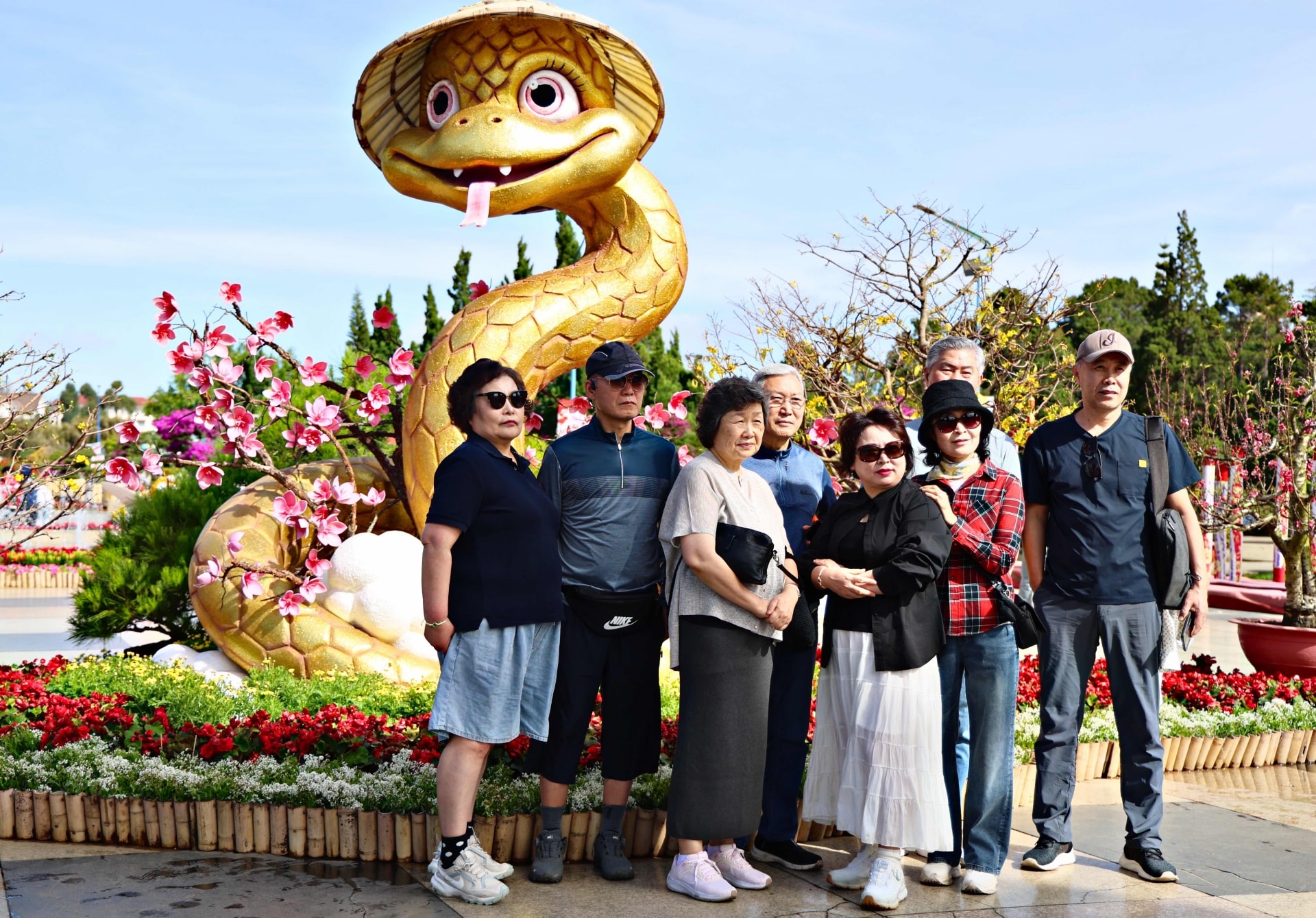 Một đoàn khách Hàn Quốc chụp ảnh tại Vườn hoa Thành phố Đà Lạt bên linh vật năm Ẩt Tỵ