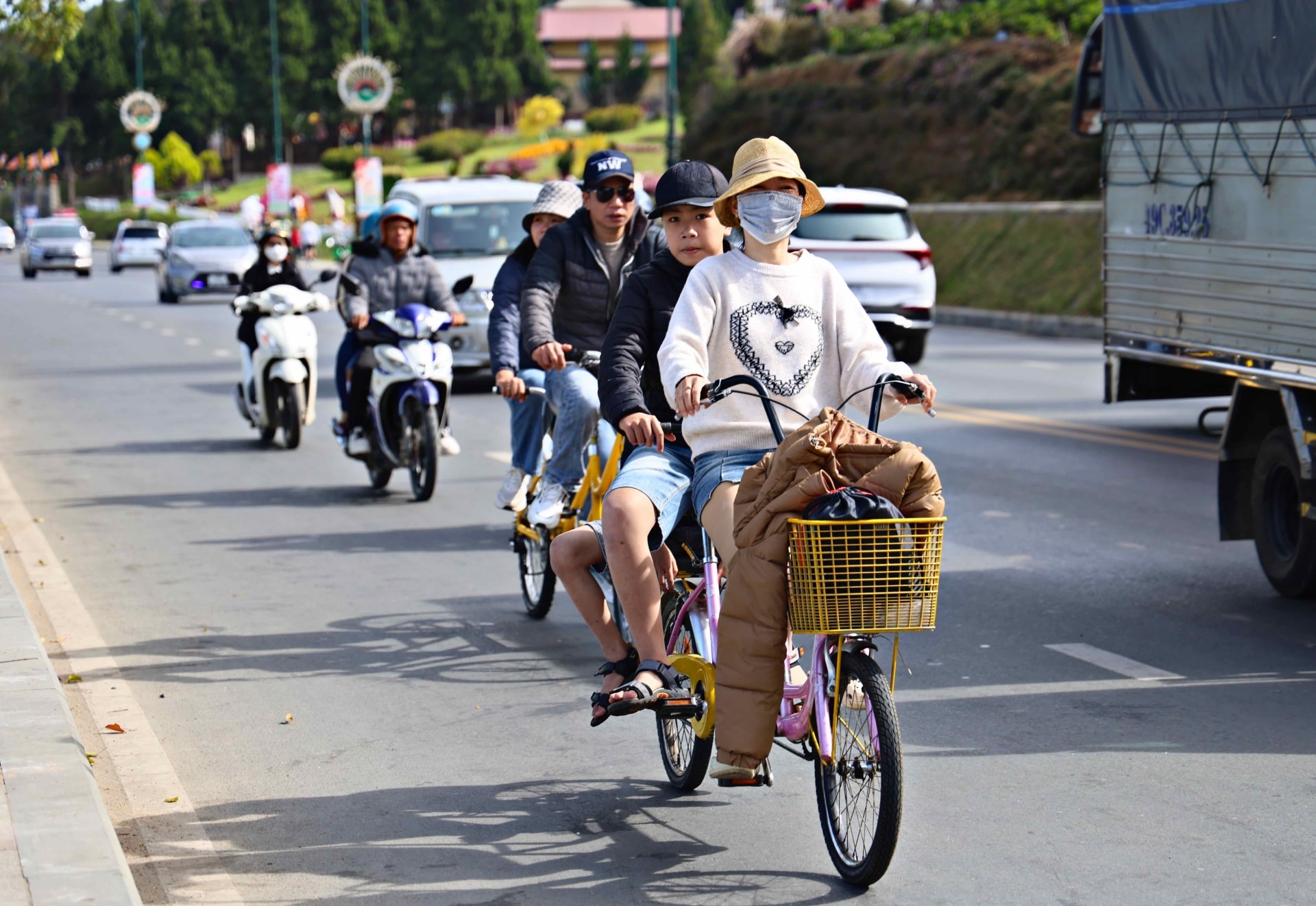 Ngoài các điểm nút giao thông chính đông đúc phương tiện thì nhiều cung đường trên địa bàn khá thông thoáng, du khách có thể thuê xe đạp đôi đi dạo quanh khu vực trung tâm thành phố