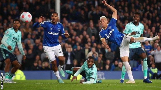 Everton 1-1 Leicester City: Richarlison scores late to earn hosts precious point - BBC Sport