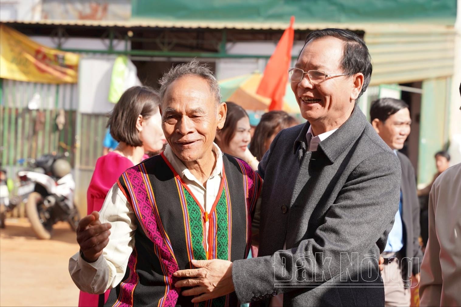 Đồng chí Ngô Thanh Danh, Bí thư Tỉnh ủy, Trưởng Đoàn ĐBQH tỉnh, Chủ tịch danh dự Hội Chữ thập đỏ tỉnh Đắk Nông thăm, chúc Nguyên đán năm 2025 cán bộ, Nhân dân bon Sanar, xã Quảng Sơn, huyện Đắk Glong