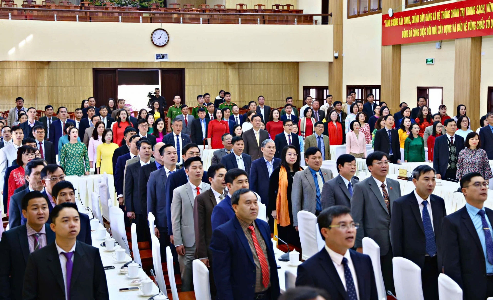 Các đại biểu thực hiện nghi thức chào cờ 