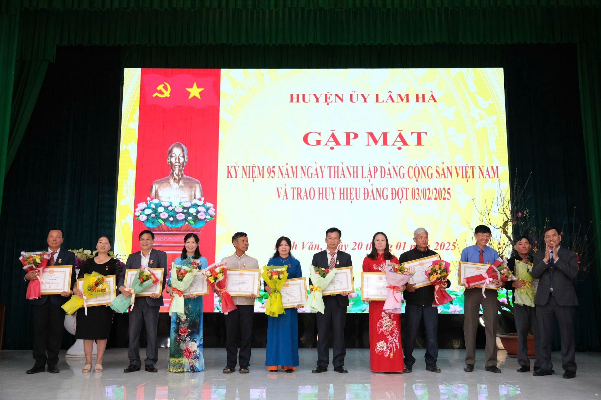Cô Trần Lệ Quyên (thứ 5 từ phải sang) vinh dự đón nhận Huy hiệu 30 năm tuổi Đảng