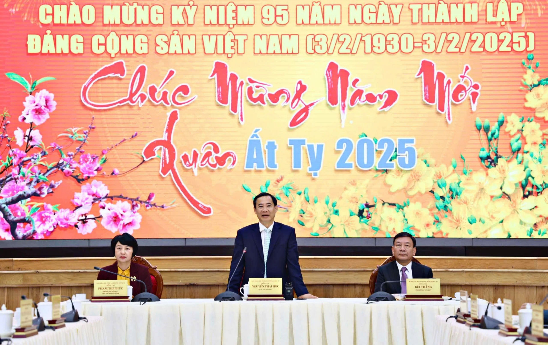 Các đồng chí chủ trì hoạt động kỷ niệm