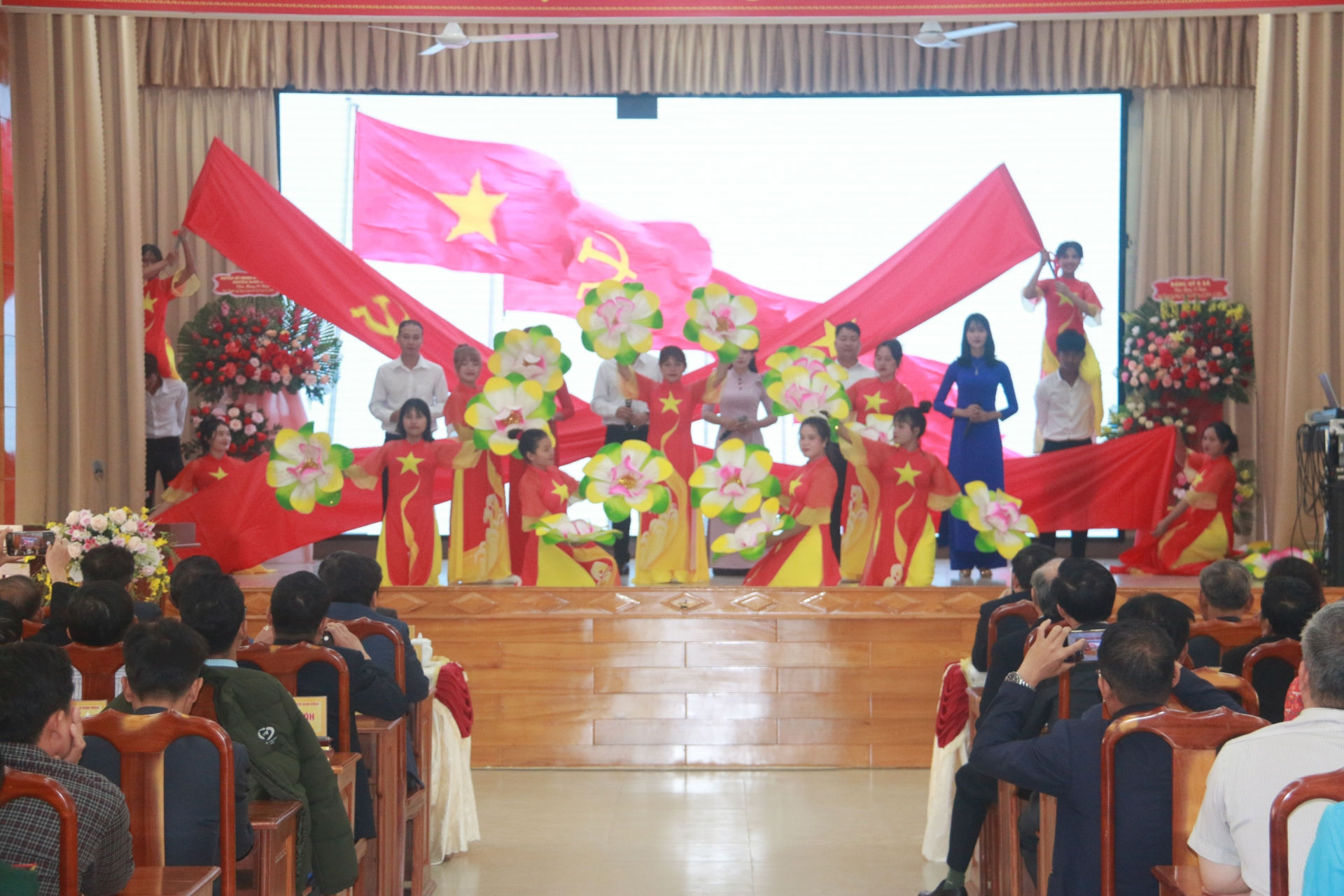 Chương trình văn nghệ chào mừng Lễ kỷ niệm 95 năm Ngày thành lập Đảng