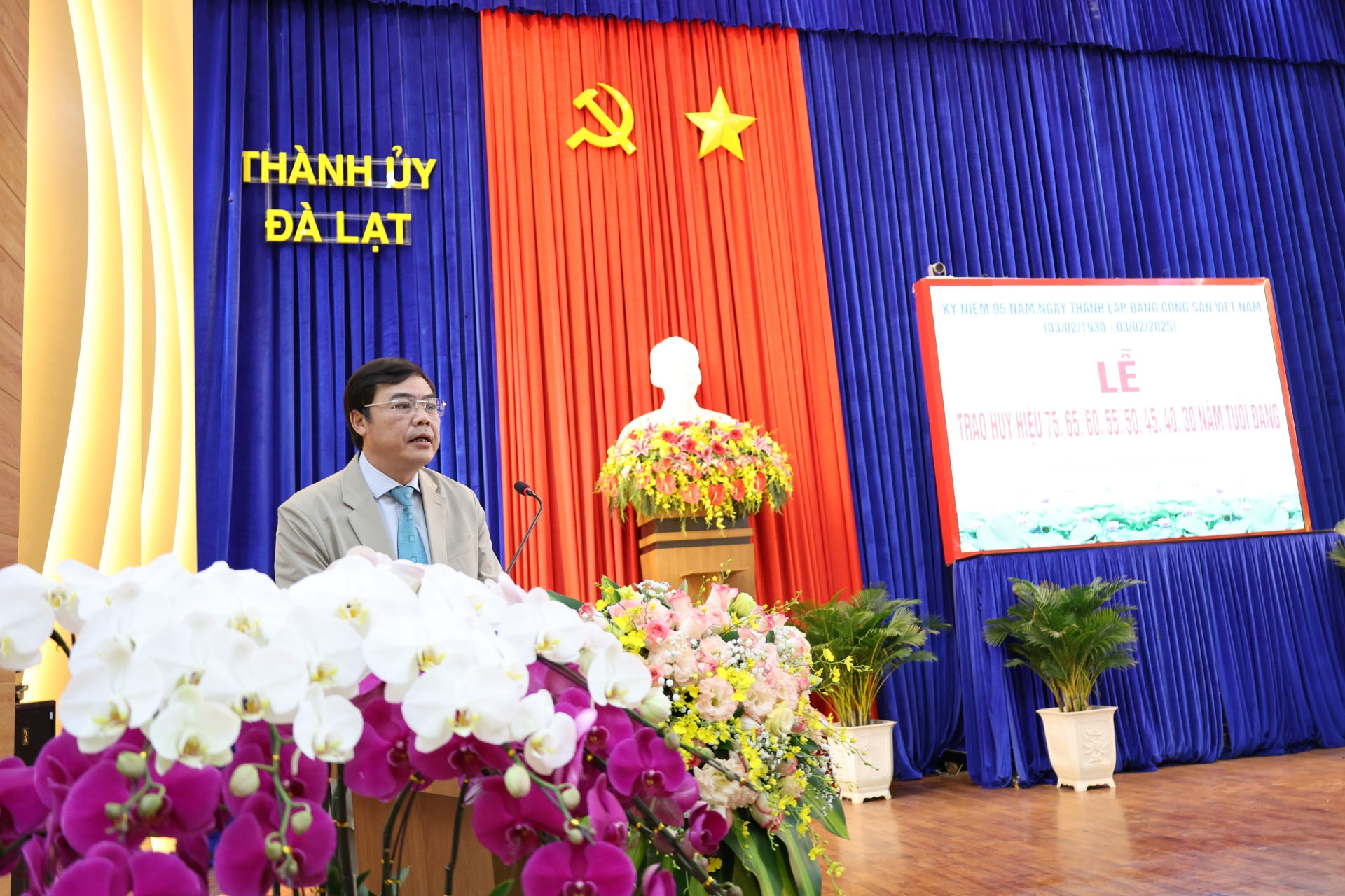 đồng chí Đặng Đức Hiệp - Ủy viên Ban Thường vụ Tỉnh ủy, Bí thư Thành ủy Đà Lạt ôn lại truyền thống vẻ vang của Đảng Cộng sản Việt Nam