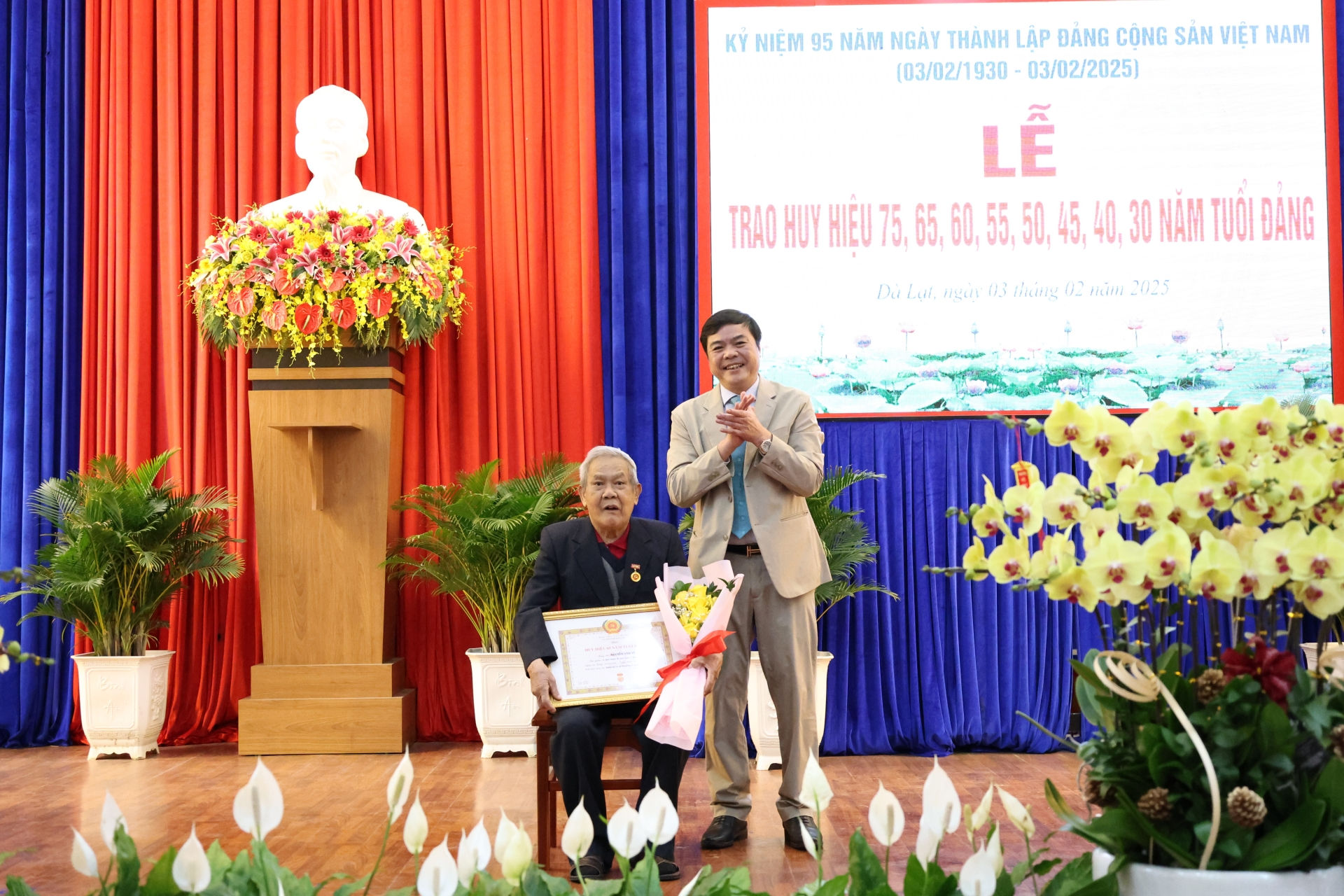 Bí thư Thành ủy Đà Lạt Đặng Đức Hiệp trao Huy hiệu 75 năm tuổi Đảng