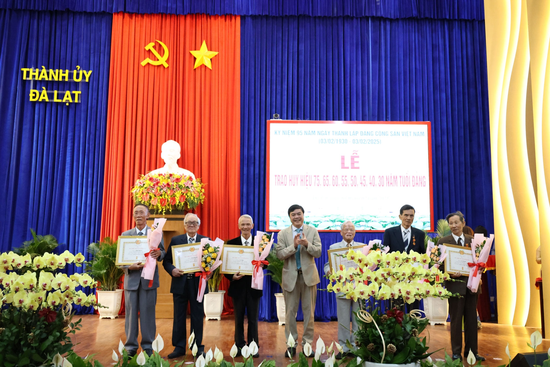 Bí thư Thành ủy Đà Lạt Đặng Đức Hiệp trao Huy hiệu Đảng cho đảng viên 60 năm tuổi Đảng