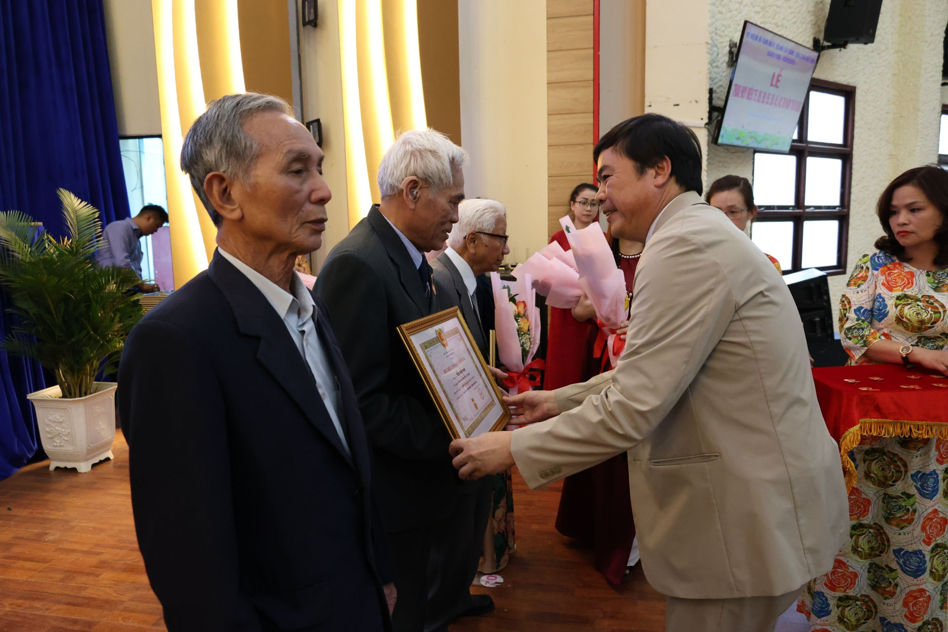 Bí thư Thành ủy Đà Lạt Đặng Đức Hiệp trao Huy hiệu Đảng cho đảng viên 60 năm tuổi Đảng