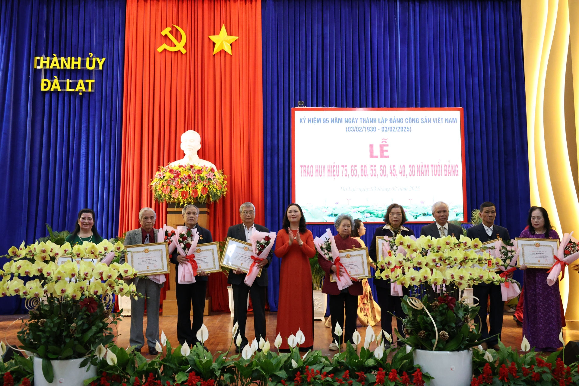 Phó Bí thư Thành ủy, Chủ tịch HĐND TP Đà Lạt Ngô Thị Mỹ Lợi trao Huy hiệu Đảng cho đảng viên 45 năm tuổi Đảng
