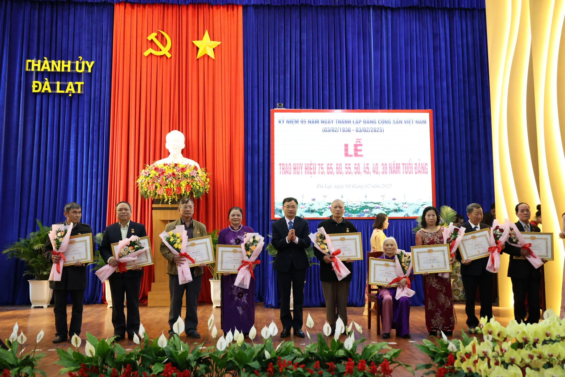 Chủ tịch UBND THP Đà Lạt Đặng Quag Tú trao Huy hiệu Đảng cho đảng viên 