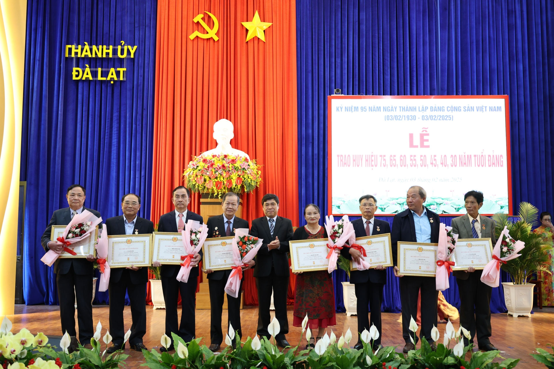 Phó Chủ tịch HĐND TP Đà Lạt Nguyễn Văn Tới trao Huy hiệu Đảng cho đảng viên 40 năm tuổi Đảng