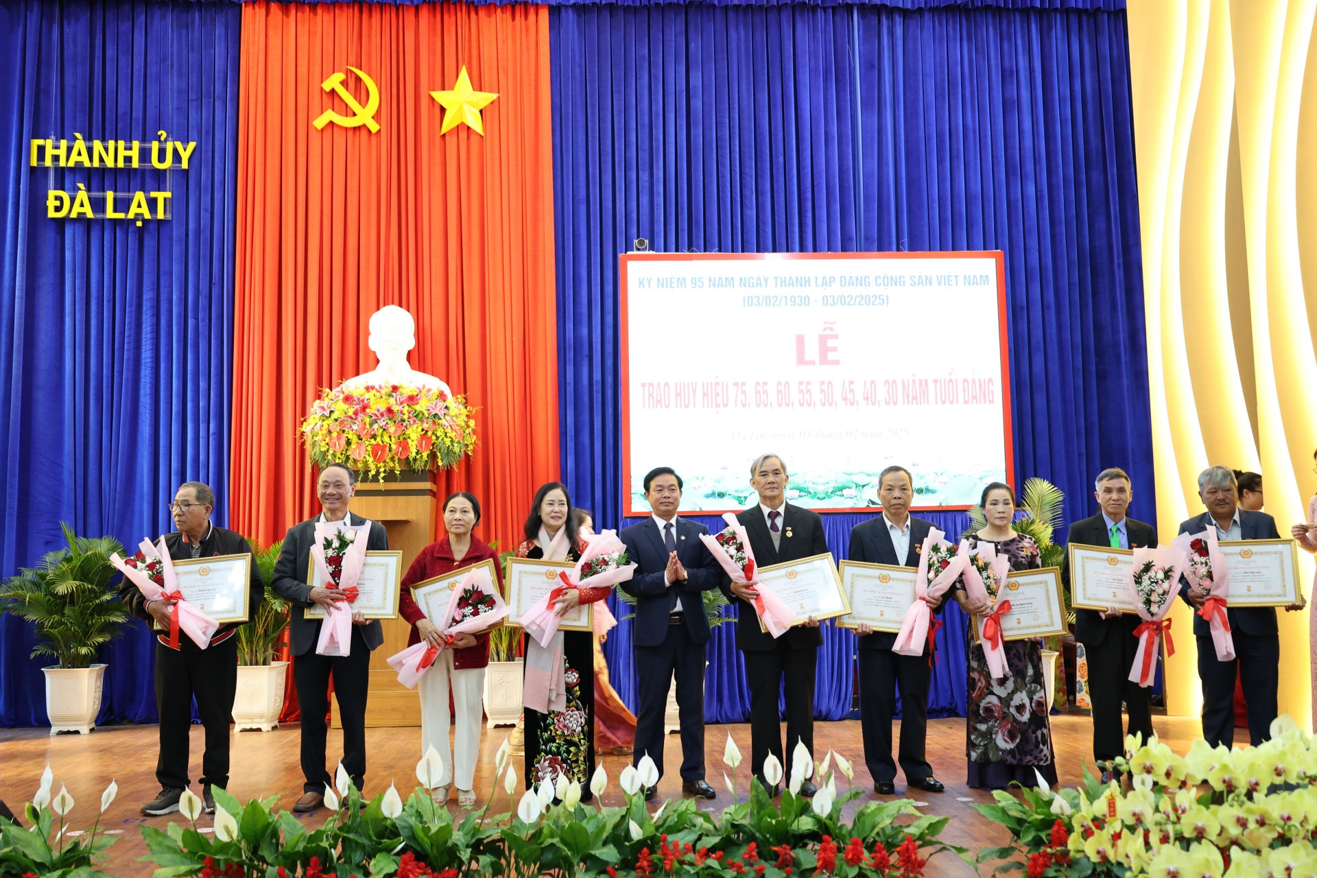 Chủ tịch ỦY ban MTTQ Việt Nam TP Đà Lạt Nguyễn Quang Hải trao Huy hiệu Đảng cho đảng viên 30 năm tuổi Đảng