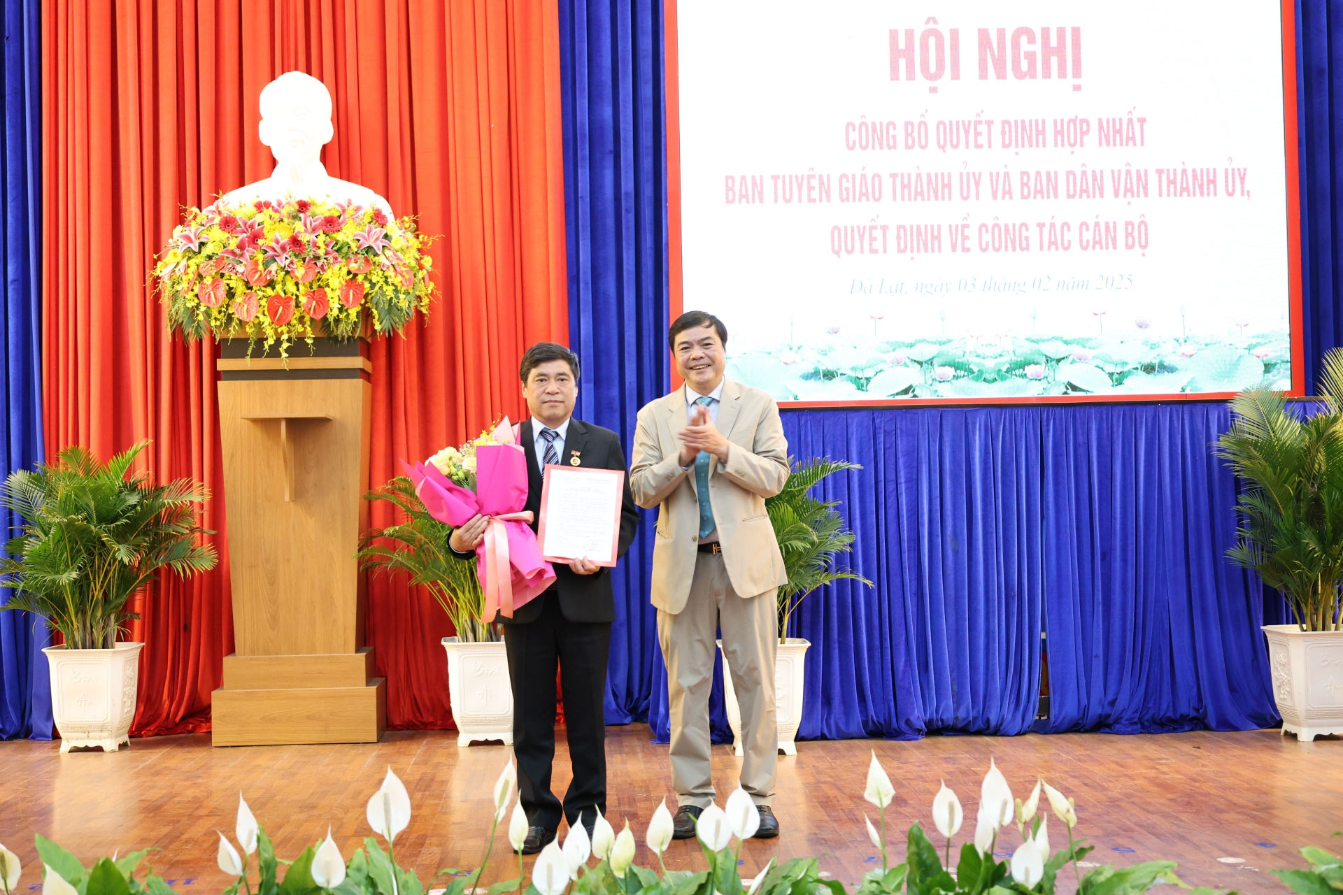 đồng chí: Đặng Đức Hiệp - Ủy viên Ban Thường vụ Tỉnh ủy, Bí thư Thành ủy Đà Lạt phân công đồng chí Nguyễn Văn Tới - Ủy viên Ban Thường vụ Thành ủy, Phó Chủ tịch HĐND TP giữ chức vụ Trưởng Ban Tuyên giáo và Dân vận Thành ủy 