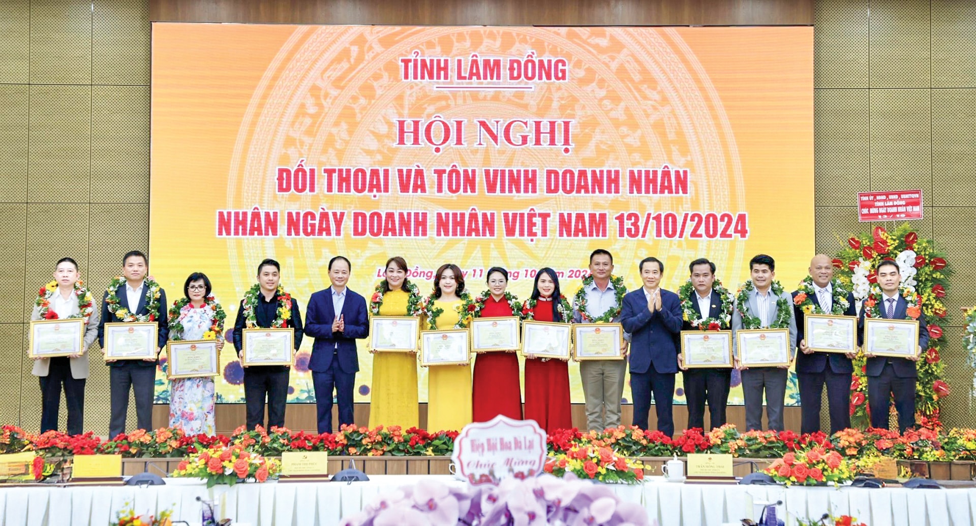 Quyền Bí thư Tỉnh ủy Nguyễn Thái Học và Chủ tịch UBND tỉnh Trần Hồng Thái cùng các doanh nhân tiêu biểu của tỉnh Lâm Đồng