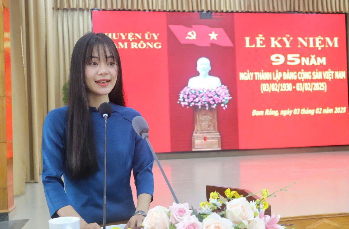 Đảng viên Phùng Thị Xuân đại diện đảng viên trẻ phát biểu
