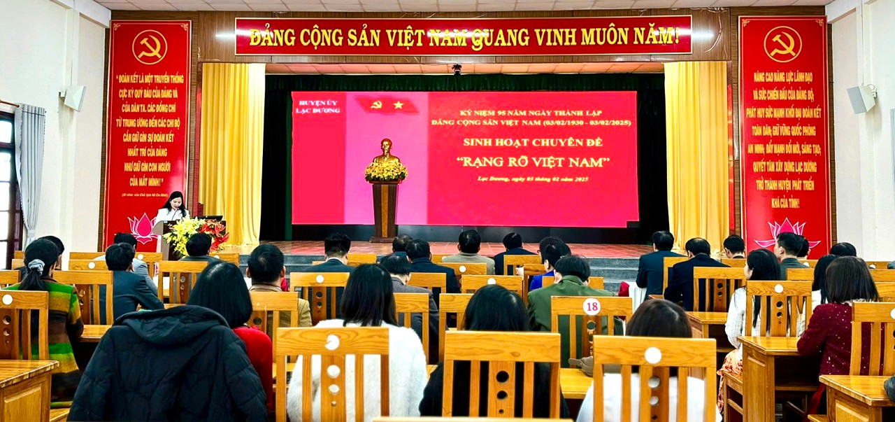 Các đại biểu tham dự tại hội trường Huyện ủy