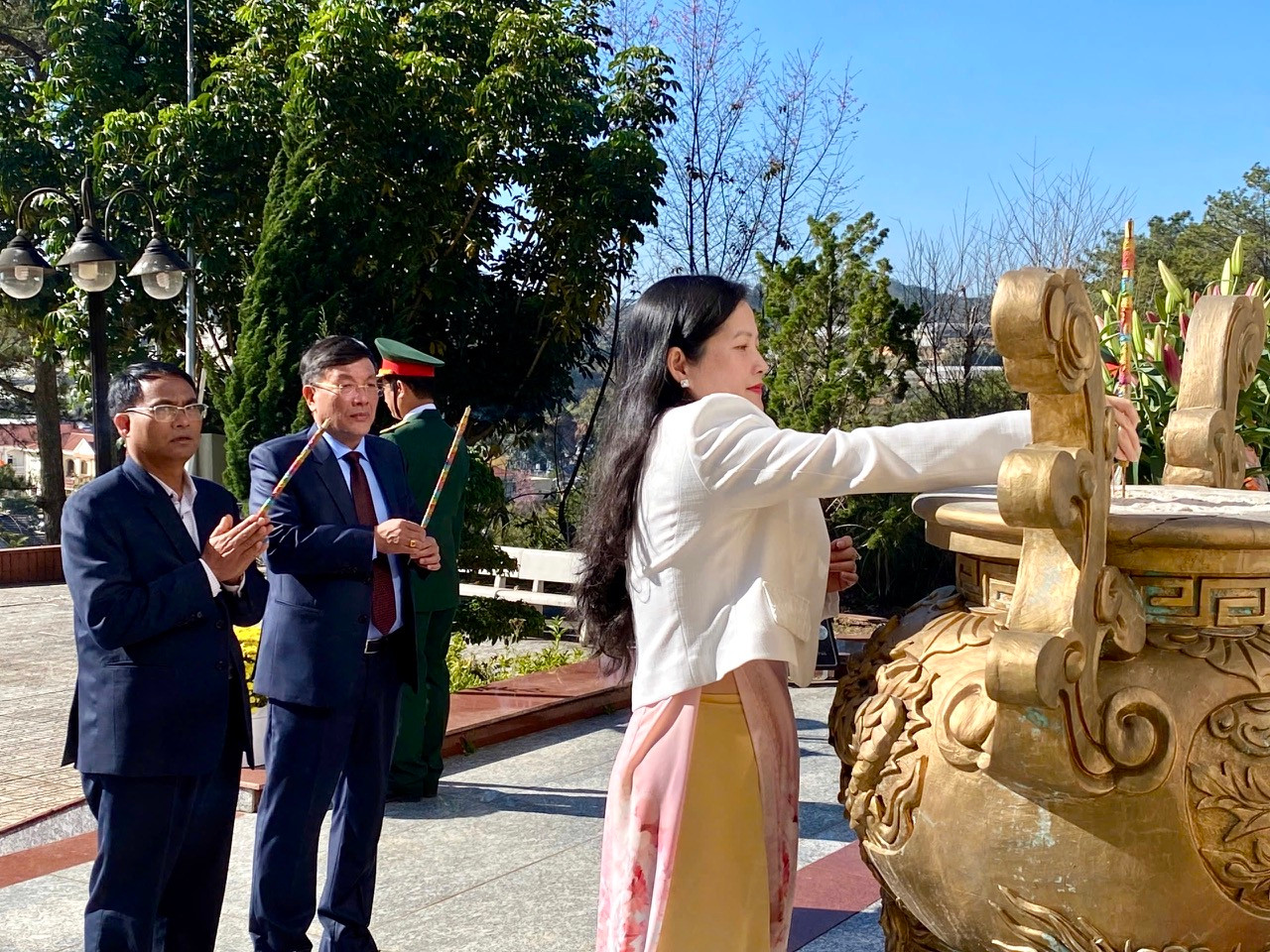 Các đồng chí lãnh đạo huyện Lạc Dương viếng Đài tưởng niệm các anh hùng liệt sỹ huyện nhân dịp đầu năm mới 202