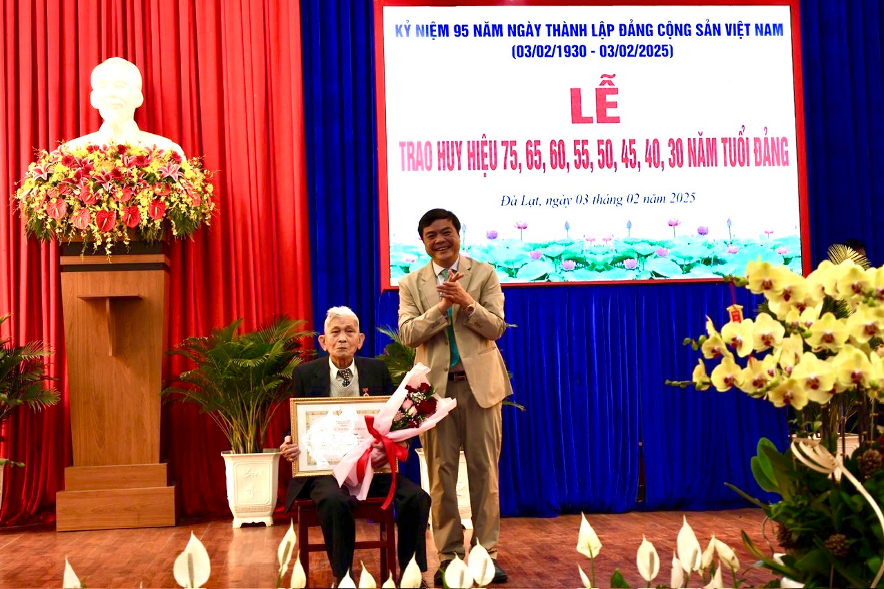 Bí thư Thành ủy Đà Lạt Đặng Đức Hiệp trao Huy hiệu Đảng cho đảng viên 75 năm tuổi Đảng