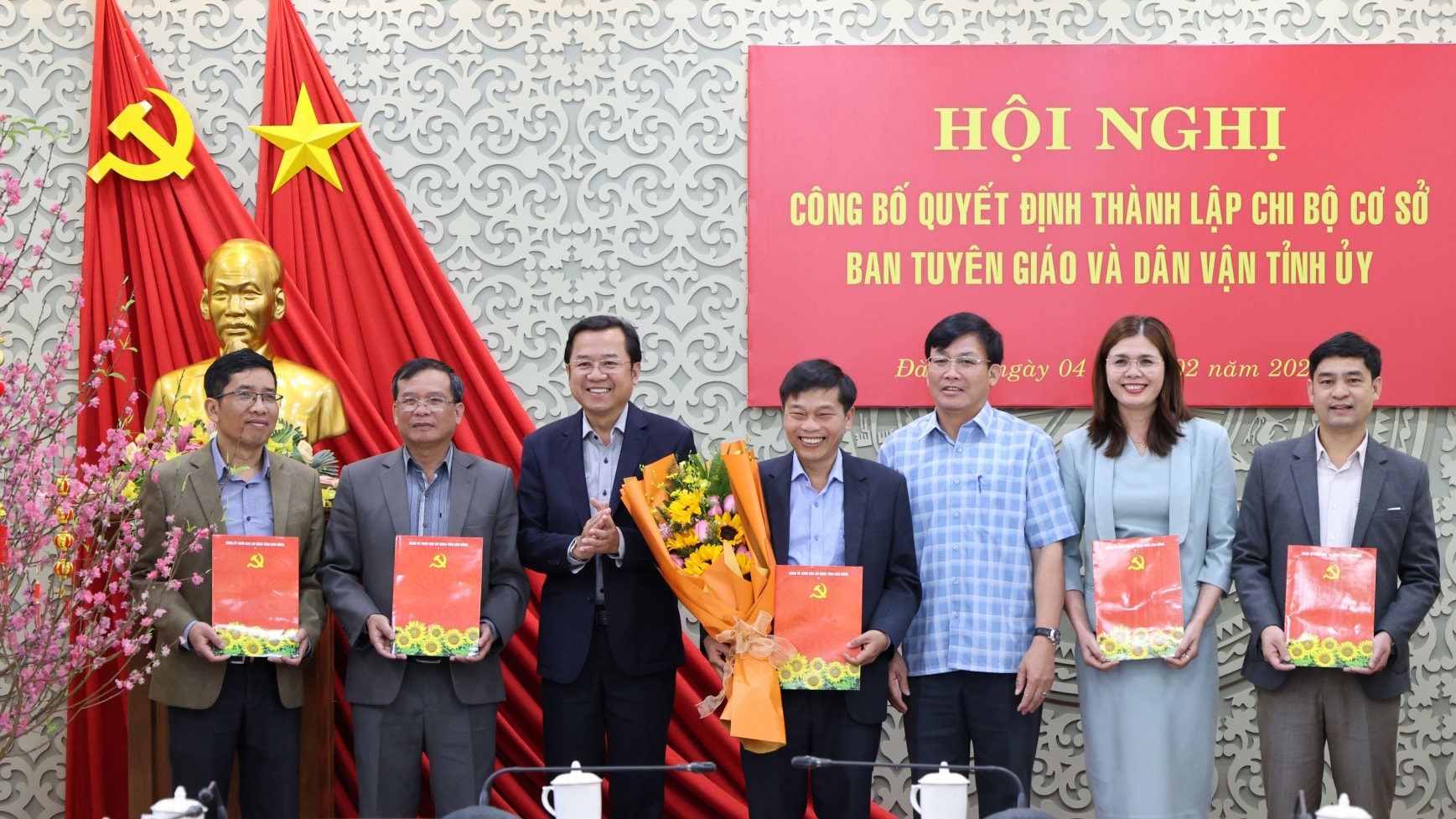 Đồng chí Tôn Thiện Đồng - Ủy viên Ban Thường vụ Tỉnh ủy, Trưởng Ban Tuyên giáo và Dân vận Tỉnh ủy cùng đồng chí Hoàng Thanh Hải - Bí thư Đảng ủy Khối các cơ quan tỉnh trao quyết định và tặng hoa chúc mừng Ban Chấp hành Chi bộ cơ sở Ban Tuyên giáo và Dân vận Tỉnh ủy