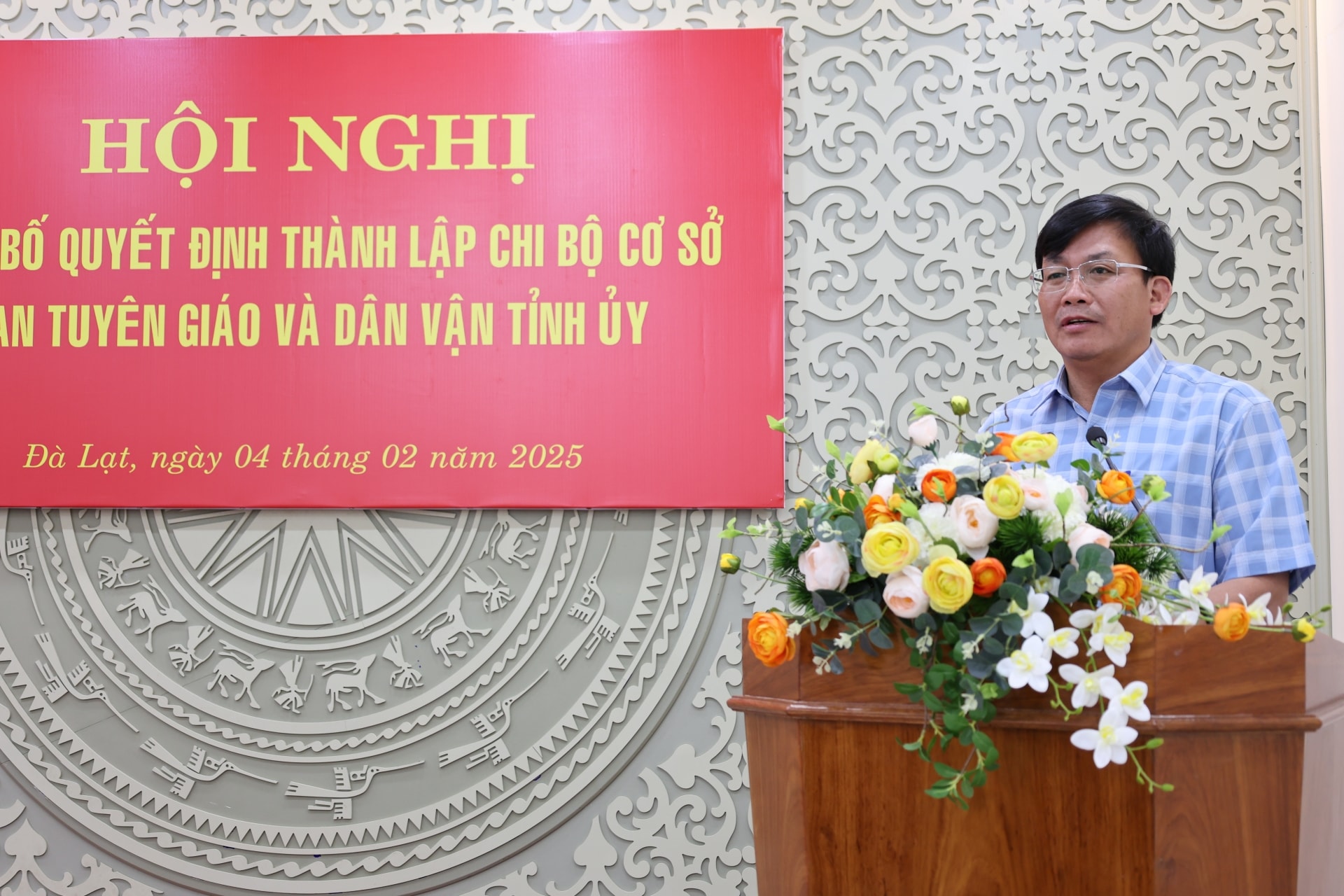đồng chí Hoàng Thanh Hải – Bí thư Đảng ủy Khối các cơ quan tỉnh phát biểu giao nhiệm vụ