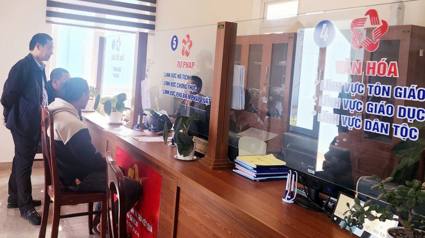 Quyền Bí thư Tỉnh ủy thăm hỏi người dân và cán bộ tại Bộ phận Một cửa xã Đạ Ròn, huyện Đơn Dương