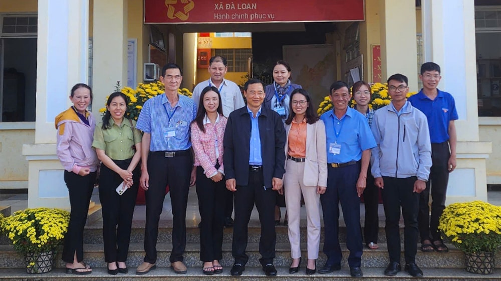 Quyền Bí thư Tỉnh ủy chụp hình lưu niệm cùng cán bộ, công chức, viên chức xã Đà Loan, huyện Đức Trọng