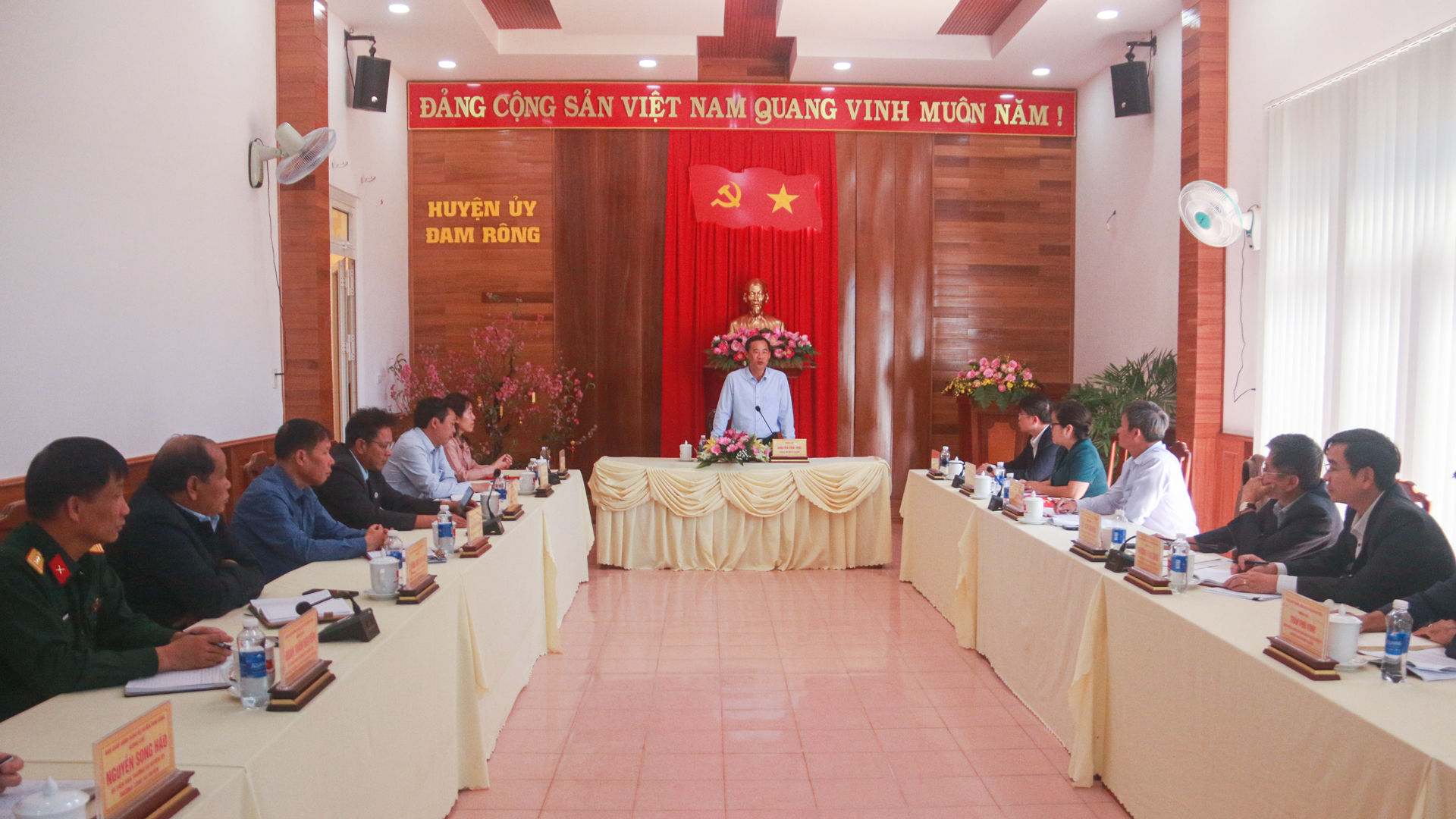 Quang cảnh buổi làm việc