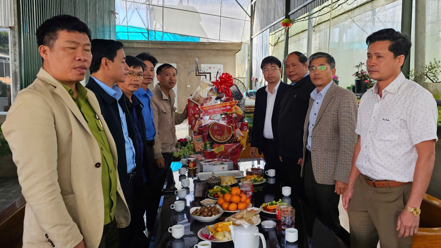Đồng chí Nguyễn Văn Châu – Bí thư Huyện ủy cùng đoàn đến thăm Hợp tác xã nông nghiệp ứng dụng công nghệ cao Phi Liêng