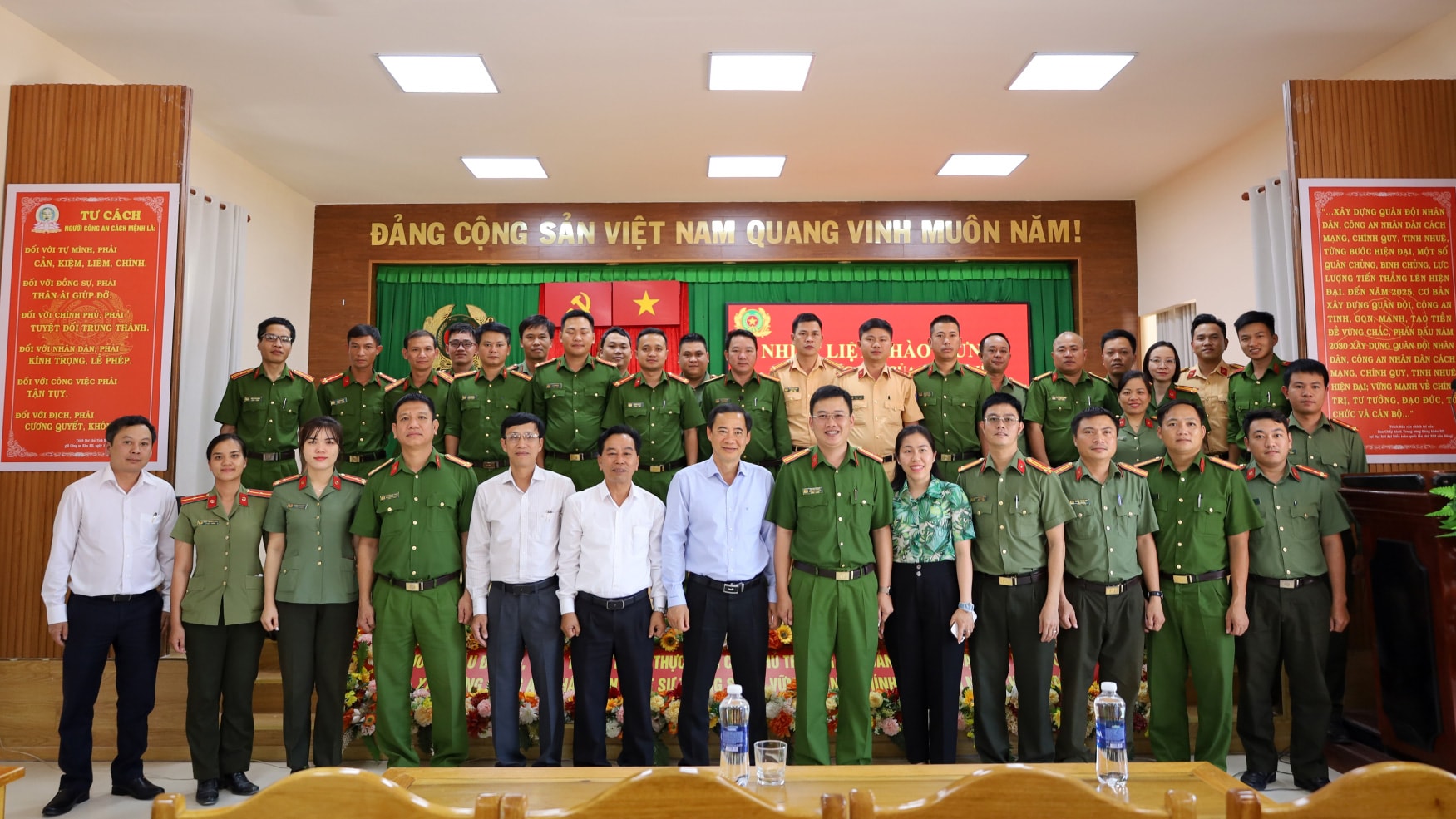 Đồng chí Nguyễn Thái Học - Quyền Bí thư Tỉnh uỷ chụp hình lưu niệm với cán bộ, chiến sĩ Công an huyện Đạ Huoai