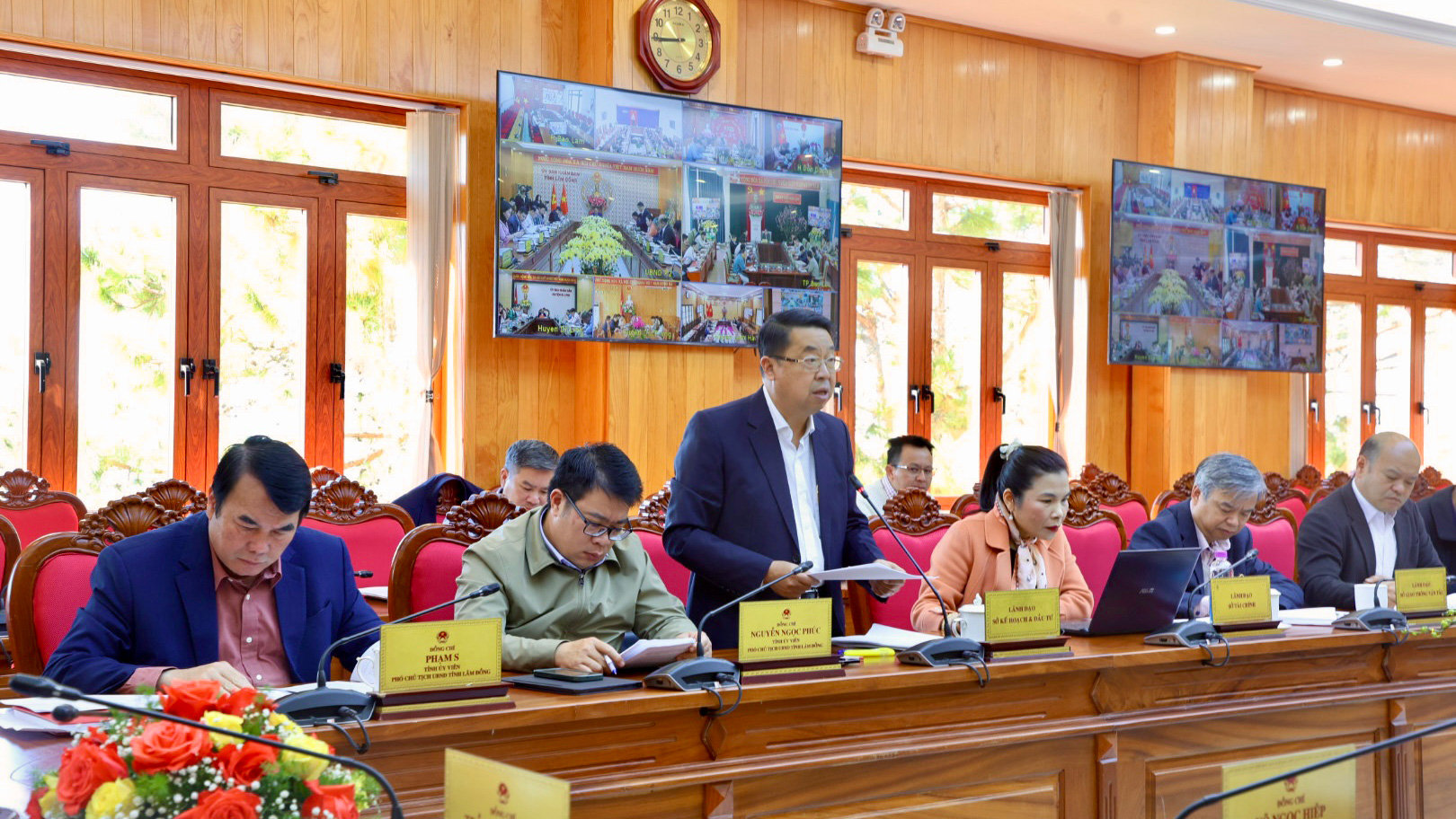Giám đốc Sở Kế hoạch và Đầu tư Tôn Thiện San trình bày Báo cáo công tác chuẩn bị thu hút các dự án ngoài ngân sách