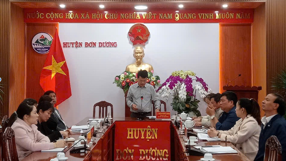 Lãnh đạo huyện Đơn Dương báo cáo công tác chuẩn bị thu hút đầu tư các dự án vốn ngoài ngân sách của địa phương