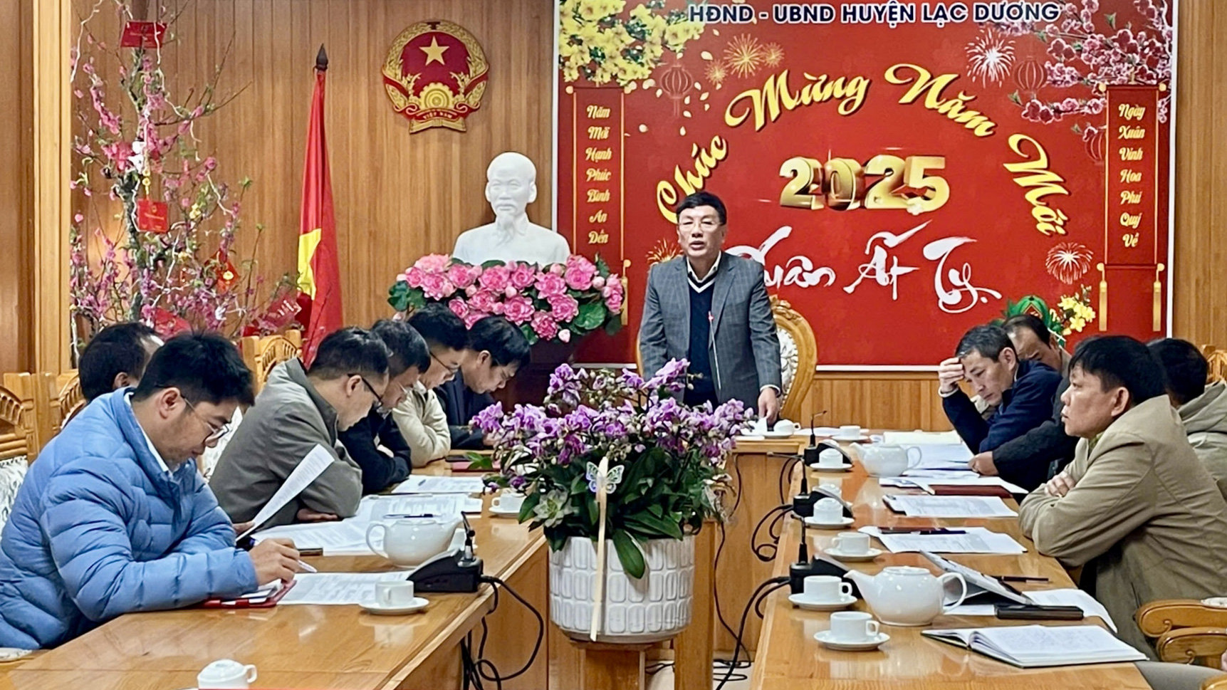 Lãnh đạo huyện Lạc Dương báo cáo công tác chuẩn bị thu hút đầu tư các dự án vốn ngoài ngân sách của địa phương